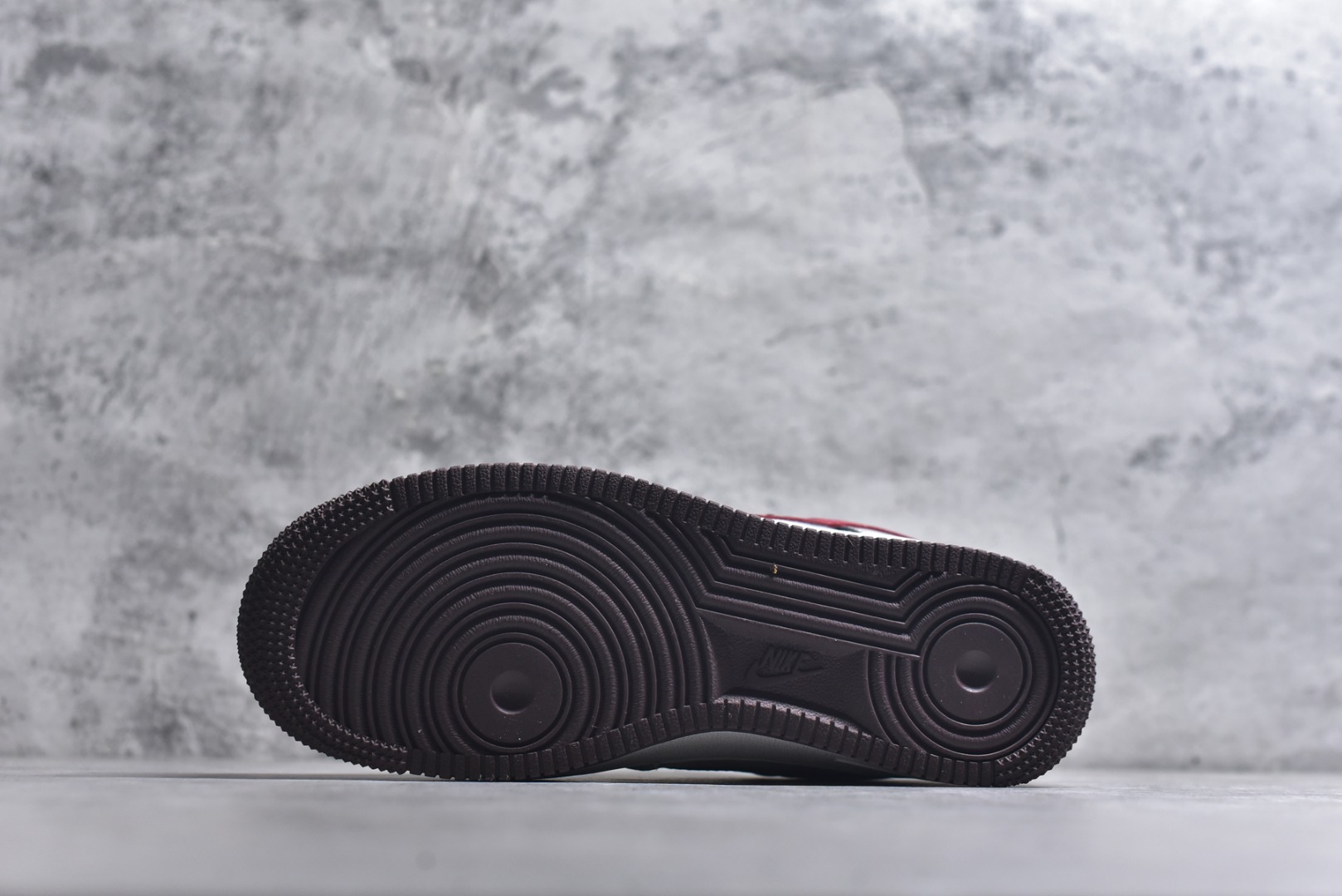 图片[6]-#2026马年AF1限定款炸街来袭！红灰撞色搭配浅灰磨砂皮，鞋侧2026数字和马形挂饰，再加上生肖印章细节，把马年元素玩出花。经典Air气垫脚感依旧能打，软弹缓震还能适配长时间行走，鞋型百搭不挑穿搭，不管是新年拜年还是日常出街，上脚就是人群中的焦点，限定款错过难再寻！ 货号：HT5088-621 尺码：36 36.5 37.5 38 38.5 39 40 40.5 41 42 42.5 43 44 44.5 45-选品中心