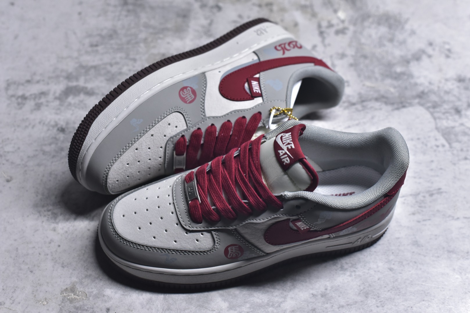 图片[7]-#2026马年AF1限定款炸街来袭！红灰撞色搭配浅灰磨砂皮，鞋侧2026数字和马形挂饰，再加上生肖印章细节，把马年元素玩出花。经典Air气垫脚感依旧能打，软弹缓震还能适配长时间行走，鞋型百搭不挑穿搭，不管是新年拜年还是日常出街，上脚就是人群中的焦点，限定款错过难再寻！ 货号：HT5088-621 尺码：36 36.5 37.5 38 38.5 39 40 40.5 41 42 42.5 43 44 44.5 45-选品中心