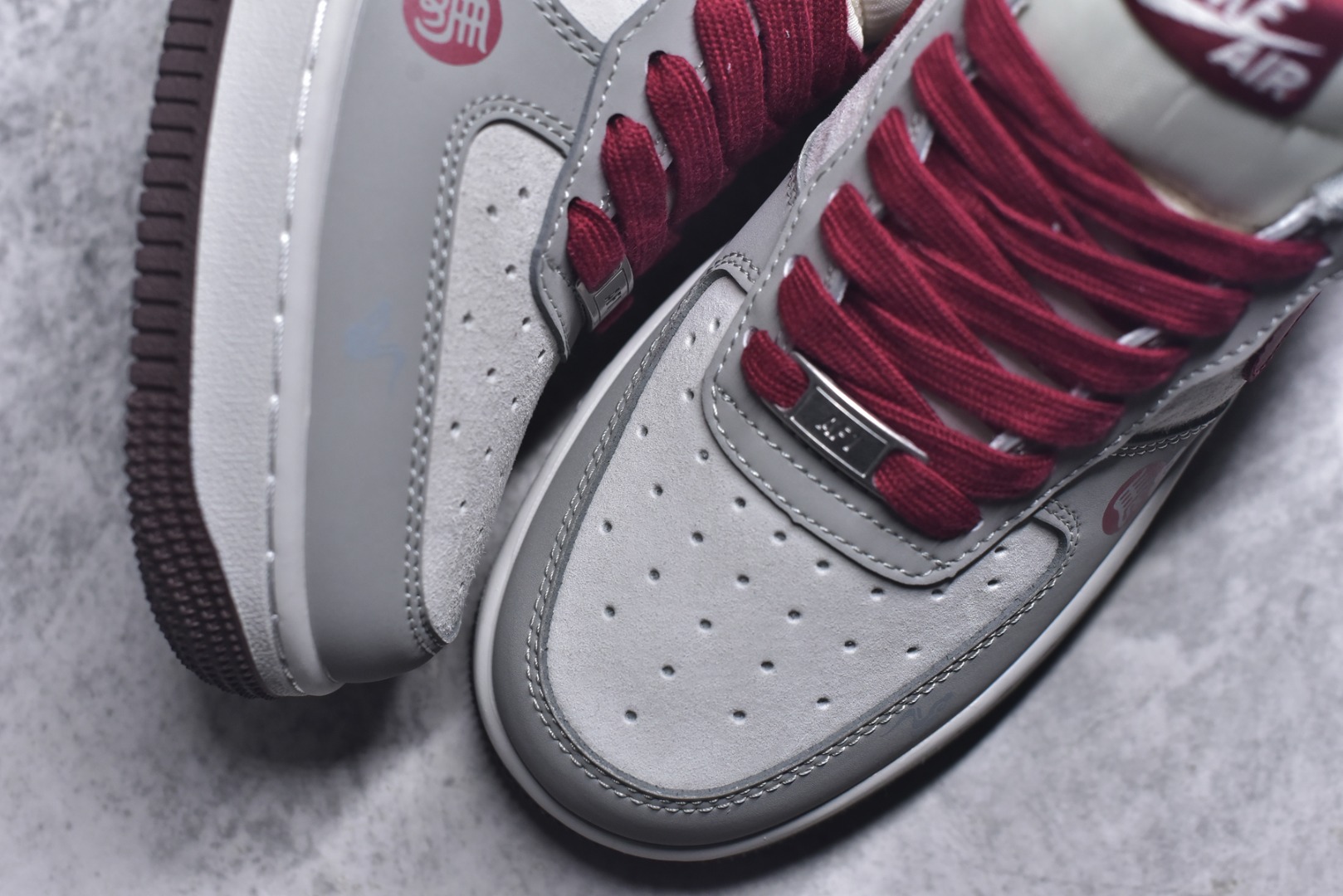 图片[8]-#2026马年AF1限定款炸街来袭！红灰撞色搭配浅灰磨砂皮，鞋侧2026数字和马形挂饰，再加上生肖印章细节，把马年元素玩出花。经典Air气垫脚感依旧能打，软弹缓震还能适配长时间行走，鞋型百搭不挑穿搭，不管是新年拜年还是日常出街，上脚就是人群中的焦点，限定款错过难再寻！ 货号：HT5088-621 尺码：36 36.5 37.5 38 38.5 39 40 40.5 41 42 42.5 43 44 44.5 45-选品中心