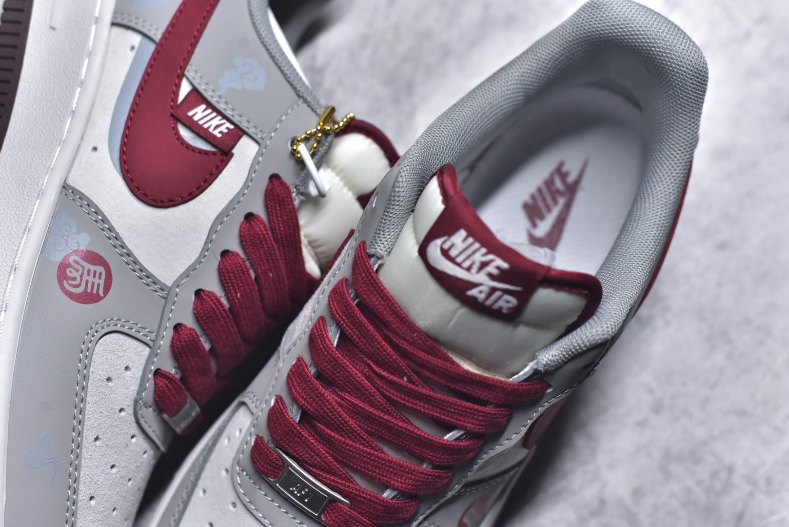 图片[9]-#2026马年AF1限定款炸街来袭！红灰撞色搭配浅灰磨砂皮，鞋侧2026数字和马形挂饰，再加上生肖印章细节，把马年元素玩出花。经典Air气垫脚感依旧能打，软弹缓震还能适配长时间行走，鞋型百搭不挑穿搭，不管是新年拜年还是日常出街，上脚就是人群中的焦点，限定款错过难再寻！ 货号：HT5088-621 尺码：36 36.5 37.5 38 38.5 39 40 40.5 41 42 42.5 43 44 44.5 45-选品中心