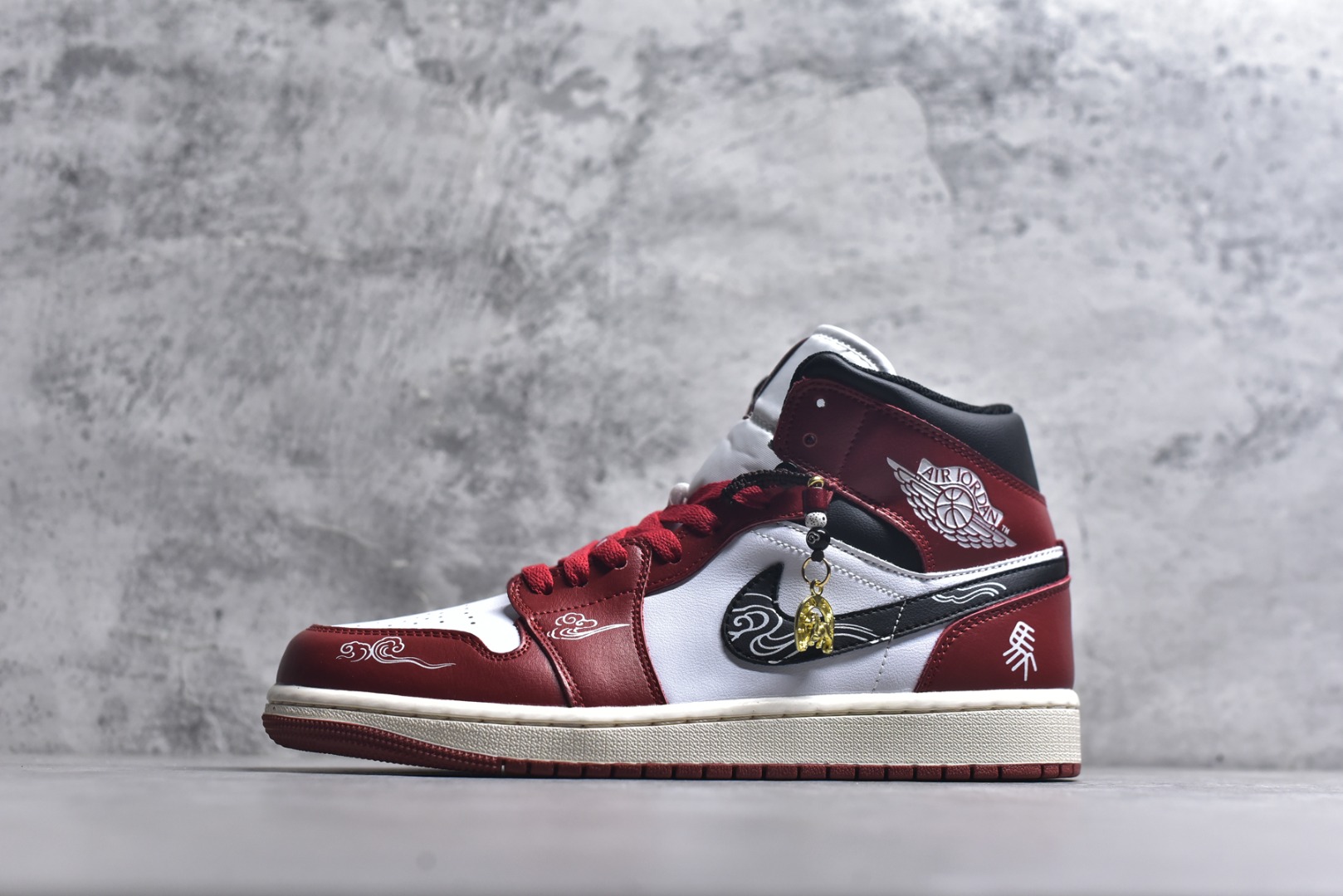 #Air Jordan AJ1 Mid 中帮 DQ8426-105 原厂内置全掌气垫 A模大底 头层小牛皮 鞋舌AJ原厂专用牛津布+AJ专用反口珍珠布+原厂无杂质高弹内里海棉 特殊封边弹力鞋带 全网唯一头层牛皮 原鞋开模 拒绝公底 购置公司同步原材料 原汁原味 忠于原版️尺码：36 36.5 37.5 38 38.5 39 40 40.5 41 42 42.5 43 44 44.5 45 46-选品中心