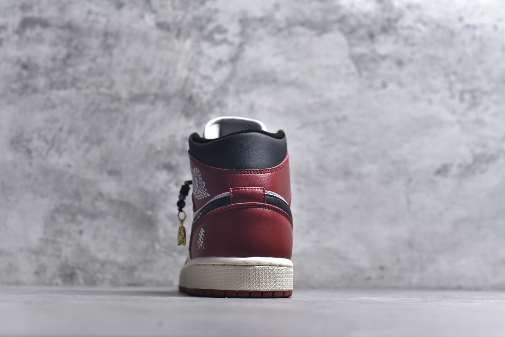 图片[5]-#Air Jordan AJ1 Mid 中帮 DQ8426-105 原厂内置全掌气垫 A模大底 头层小牛皮 鞋舌AJ原厂专用牛津布+AJ专用反口珍珠布+原厂无杂质高弹内里海棉 特殊封边弹力鞋带 全网唯一头层牛皮 原鞋开模 拒绝公底 购置公司同步原材料 原汁原味 忠于原版️尺码：36 36.5 37.5 38 38.5 39 40 40.5 41 42 42.5 43 44 44.5 45 46-选品中心