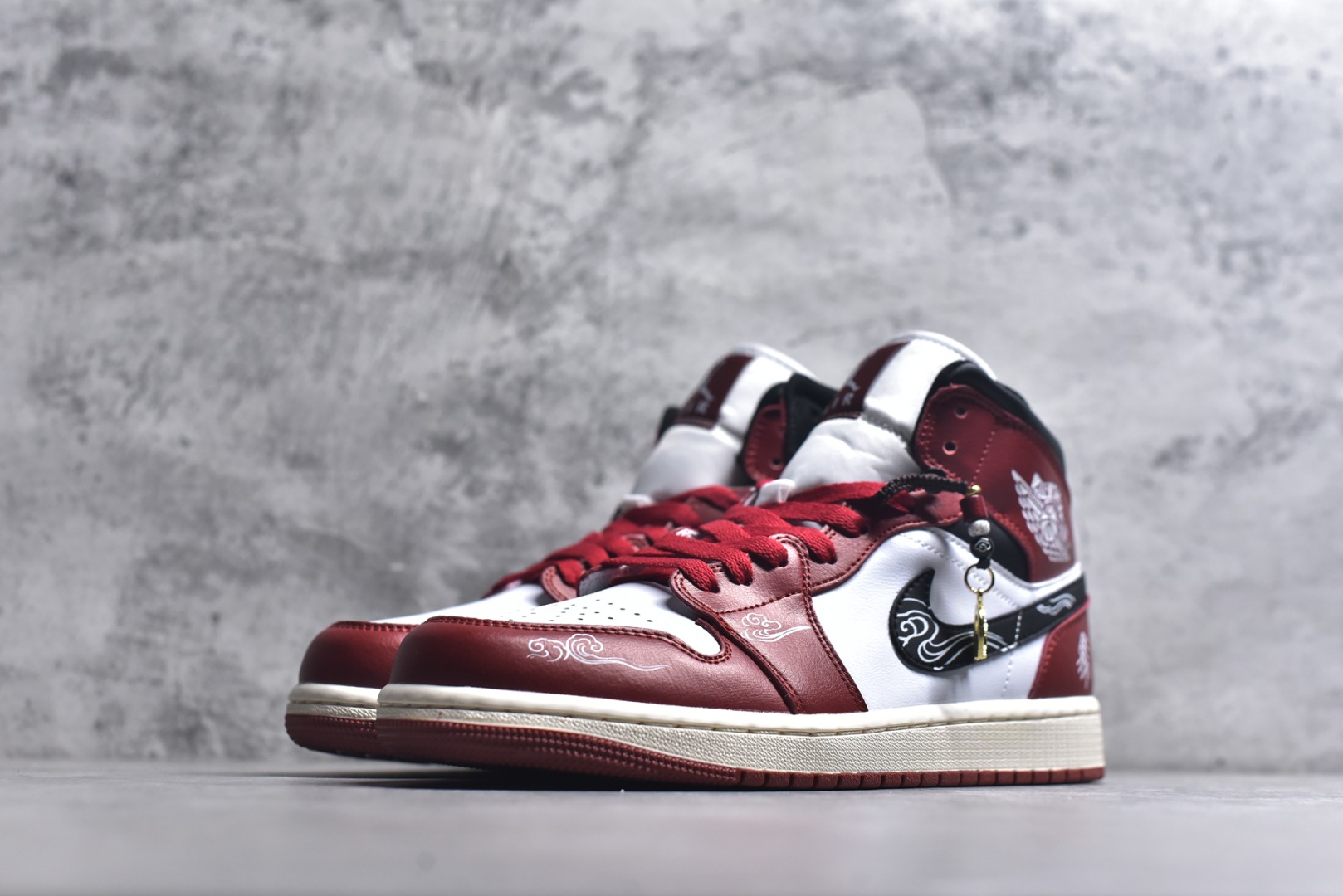 图片[2]-#Air Jordan AJ1 Mid 中帮 DQ8426-105 原厂内置全掌气垫 A模大底 头层小牛皮 鞋舌AJ原厂专用牛津布+AJ专用反口珍珠布+原厂无杂质高弹内里海棉 特殊封边弹力鞋带 全网唯一头层牛皮 原鞋开模 拒绝公底 购置公司同步原材料 原汁原味 忠于原版️尺码：36 36.5 37.5 38 38.5 39 40 40.5 41 42 42.5 43 44 44.5 45 46-选品中心