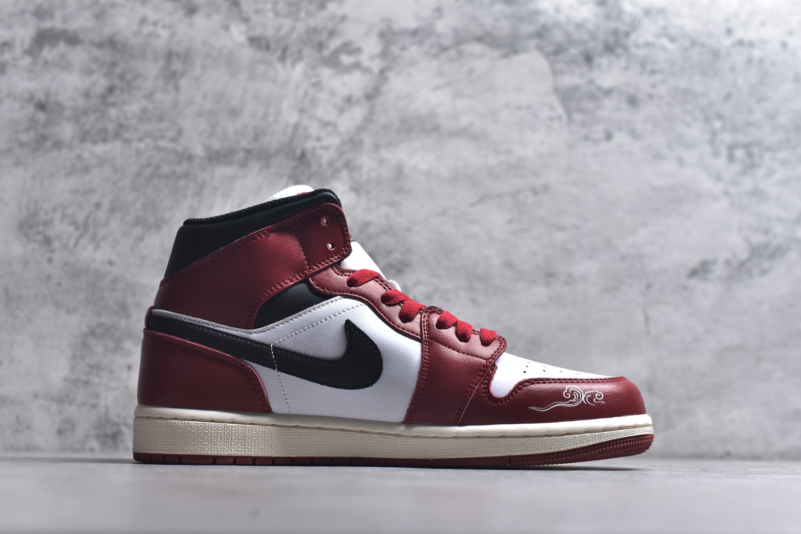 图片[3]-#Air Jordan AJ1 Mid 中帮 DQ8426-105 原厂内置全掌气垫 A模大底 头层小牛皮 鞋舌AJ原厂专用牛津布+AJ专用反口珍珠布+原厂无杂质高弹内里海棉 特殊封边弹力鞋带 全网唯一头层牛皮 原鞋开模 拒绝公底 购置公司同步原材料 原汁原味 忠于原版️尺码：36 36.5 37.5 38 38.5 39 40 40.5 41 42 42.5 43 44 44.5 45 46-选品中心