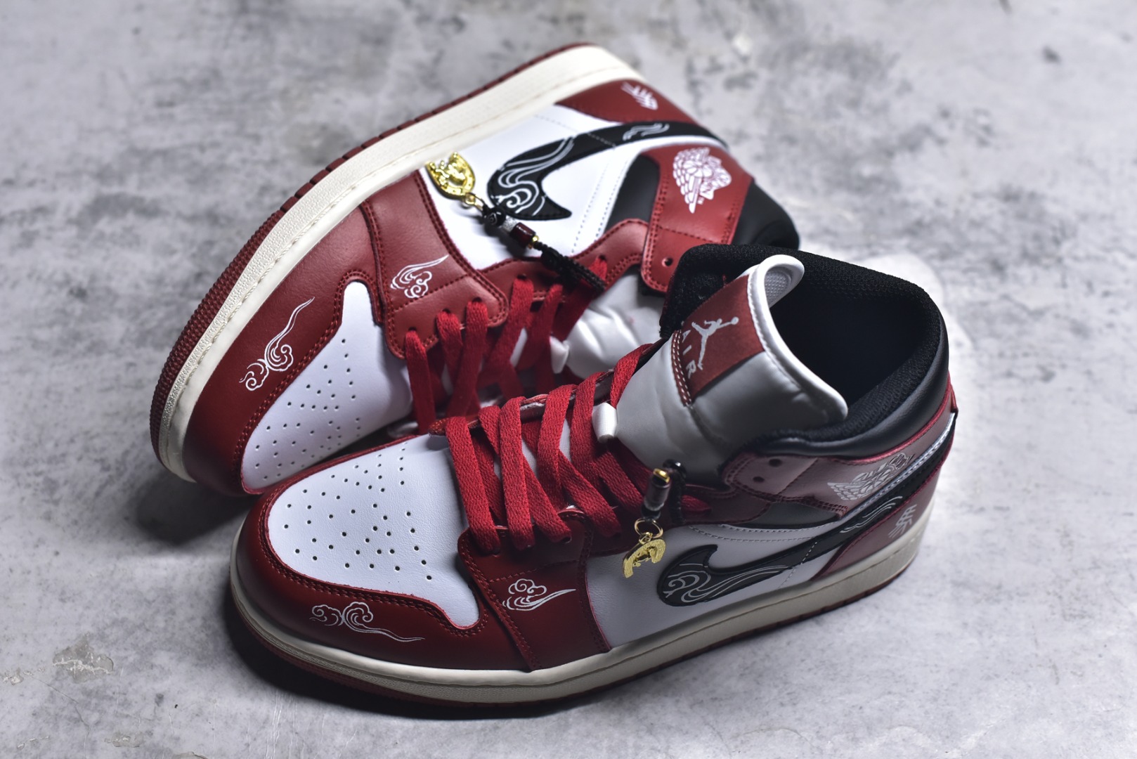 图片[7]-#Air Jordan AJ1 Mid 中帮 DQ8426-105 原厂内置全掌气垫 A模大底 头层小牛皮 鞋舌AJ原厂专用牛津布+AJ专用反口珍珠布+原厂无杂质高弹内里海棉 特殊封边弹力鞋带 全网唯一头层牛皮 原鞋开模 拒绝公底 购置公司同步原材料 原汁原味 忠于原版️尺码：36 36.5 37.5 38 38.5 39 40 40.5 41 42 42.5 43 44 44.5 45 46-选品中心