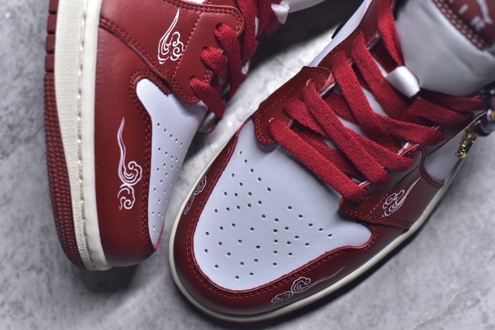 图片[8]-#Air Jordan AJ1 Mid 中帮 DQ8426-105 原厂内置全掌气垫 A模大底 头层小牛皮 鞋舌AJ原厂专用牛津布+AJ专用反口珍珠布+原厂无杂质高弹内里海棉 特殊封边弹力鞋带 全网唯一头层牛皮 原鞋开模 拒绝公底 购置公司同步原材料 原汁原味 忠于原版️尺码：36 36.5 37.5 38 38.5 39 40 40.5 41 42 42.5 43 44 44.5 45 46-选品中心