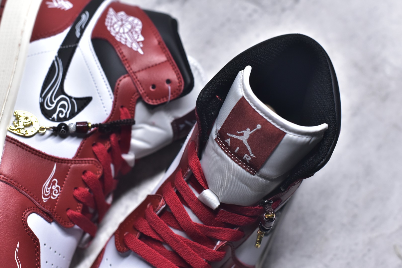 图片[9]-#Air Jordan AJ1 Mid 中帮 DQ8426-105 原厂内置全掌气垫 A模大底 头层小牛皮 鞋舌AJ原厂专用牛津布+AJ专用反口珍珠布+原厂无杂质高弹内里海棉 特殊封边弹力鞋带 全网唯一头层牛皮 原鞋开模 拒绝公底 购置公司同步原材料 原汁原味 忠于原版️尺码：36 36.5 37.5 38 38.5 39 40 40.5 41 42 42.5 43 44 44.5 45 46-选品中心