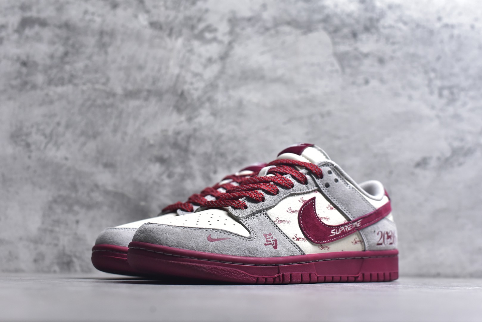 图片[2]-#2026马年限定款SB DUNK LOW太炸了！灰红撞色搭配Supreme联名标识，鞋身“马”字纹样与2026数字设计拉满新年仪式感，麂皮材质质感高级，经典低帮版型上脚超百搭。Nike经典气垫加持，踩屎感十足，不管是日常出街还是收藏，都是新年潮搭天花板！ 货号：JP2026-100 尺码：36 36.5 37.5 38 38.5 39 40 40.5 41 42 42.5 43 44 44.5 45-选品中心