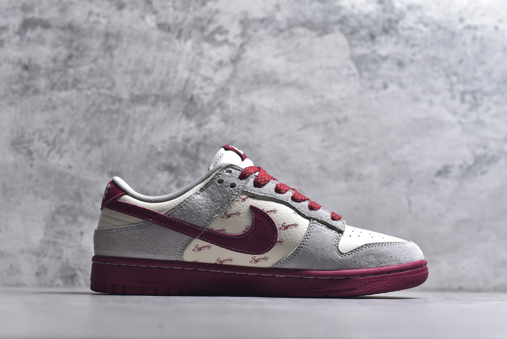 图片[3]-#2026马年限定款SB DUNK LOW太炸了！灰红撞色搭配Supreme联名标识，鞋身“马”字纹样与2026数字设计拉满新年仪式感，麂皮材质质感高级，经典低帮版型上脚超百搭。Nike经典气垫加持，踩屎感十足，不管是日常出街还是收藏，都是新年潮搭天花板！ 货号：JP2026-100 尺码：36 36.5 37.5 38 38.5 39 40 40.5 41 42 42.5 43 44 44.5 45-选品中心