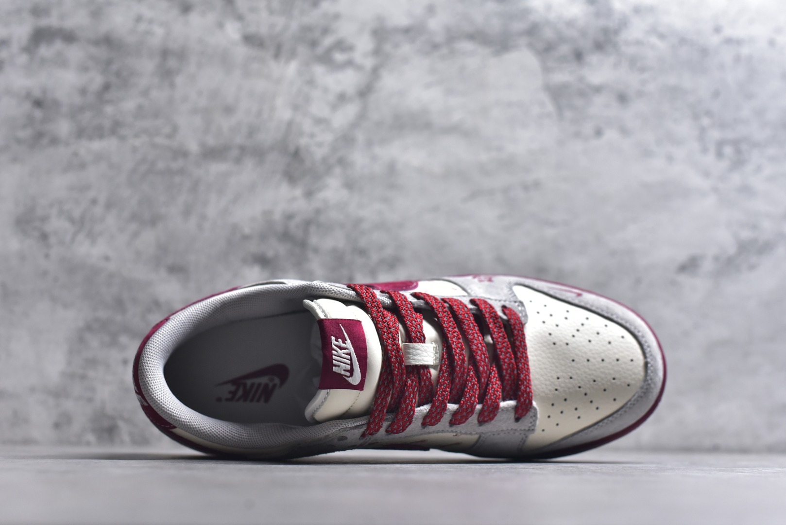 图片[4]-#2026马年限定款SB DUNK LOW太炸了！灰红撞色搭配Supreme联名标识，鞋身“马”字纹样与2026数字设计拉满新年仪式感，麂皮材质质感高级，经典低帮版型上脚超百搭。Nike经典气垫加持，踩屎感十足，不管是日常出街还是收藏，都是新年潮搭天花板！ 货号：JP2026-100 尺码：36 36.5 37.5 38 38.5 39 40 40.5 41 42 42.5 43 44 44.5 45-选品中心