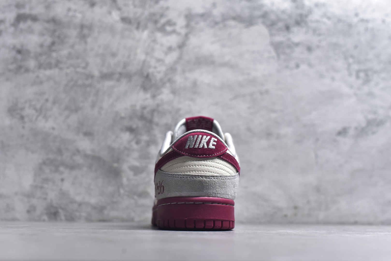 图片[5]-#2026马年限定款SB DUNK LOW太炸了！灰红撞色搭配Supreme联名标识，鞋身“马”字纹样与2026数字设计拉满新年仪式感，麂皮材质质感高级，经典低帮版型上脚超百搭。Nike经典气垫加持，踩屎感十足，不管是日常出街还是收藏，都是新年潮搭天花板！ 货号：JP2026-100 尺码：36 36.5 37.5 38 38.5 39 40 40.5 41 42 42.5 43 44 44.5 45-选品中心