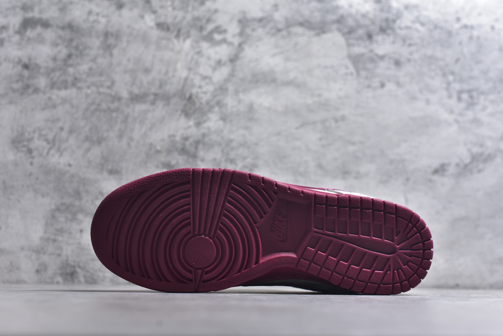 图片[6]-#2026马年限定款SB DUNK LOW太炸了！灰红撞色搭配Supreme联名标识，鞋身“马”字纹样与2026数字设计拉满新年仪式感，麂皮材质质感高级，经典低帮版型上脚超百搭。Nike经典气垫加持，踩屎感十足，不管是日常出街还是收藏，都是新年潮搭天花板！ 货号：JP2026-100 尺码：36 36.5 37.5 38 38.5 39 40 40.5 41 42 42.5 43 44 44.5 45-选品中心