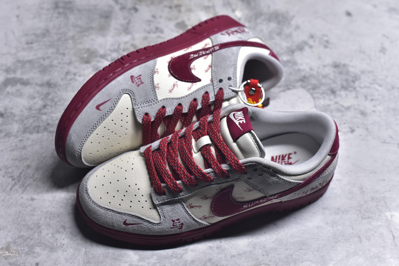 图片[7]-#2026马年限定款SB DUNK LOW太炸了！灰红撞色搭配Supreme联名标识，鞋身“马”字纹样与2026数字设计拉满新年仪式感，麂皮材质质感高级，经典低帮版型上脚超百搭。Nike经典气垫加持，踩屎感十足，不管是日常出街还是收藏，都是新年潮搭天花板！ 货号：JP2026-100 尺码：36 36.5 37.5 38 38.5 39 40 40.5 41 42 42.5 43 44 44.5 45-选品中心