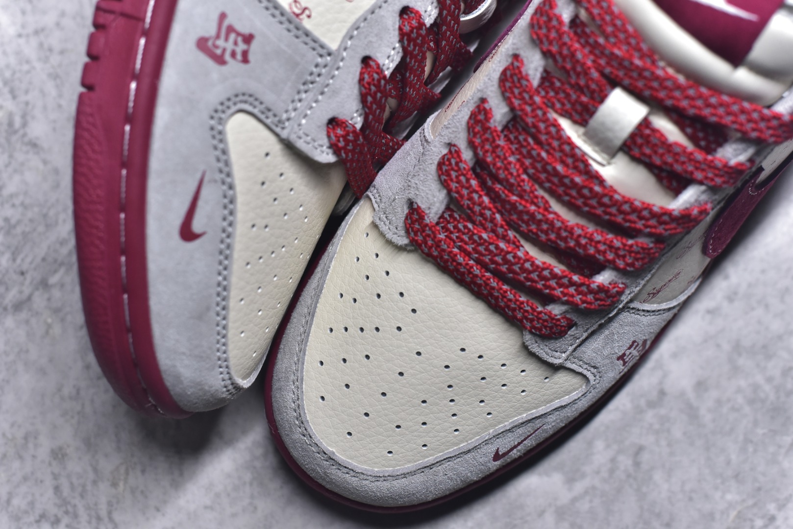 图片[8]-#2026马年限定款SB DUNK LOW太炸了！灰红撞色搭配Supreme联名标识，鞋身“马”字纹样与2026数字设计拉满新年仪式感，麂皮材质质感高级，经典低帮版型上脚超百搭。Nike经典气垫加持，踩屎感十足，不管是日常出街还是收藏，都是新年潮搭天花板！ 货号：JP2026-100 尺码：36 36.5 37.5 38 38.5 39 40 40.5 41 42 42.5 43 44 44.5 45-选品中心