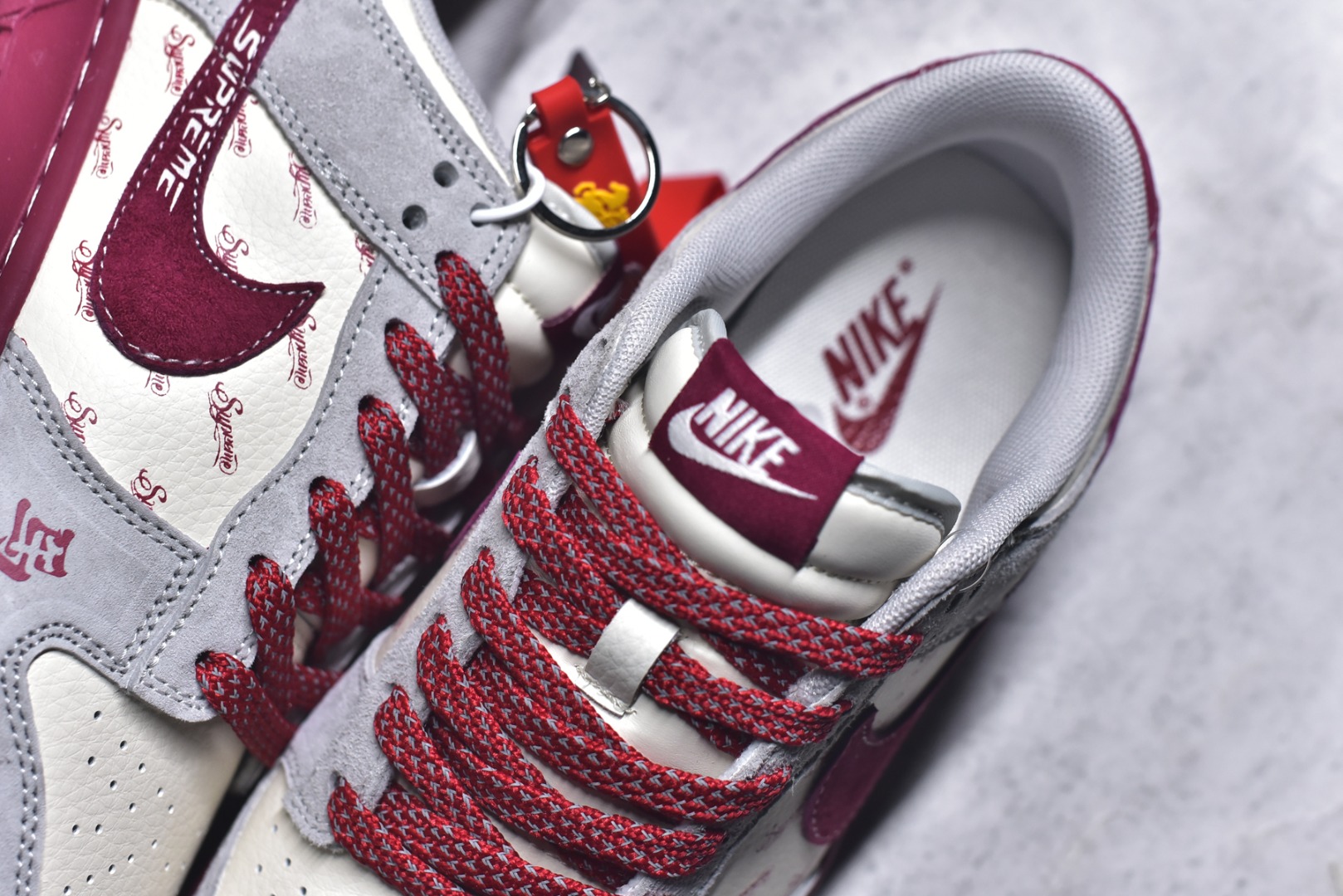 图片[9]-#2026马年限定款SB DUNK LOW太炸了！灰红撞色搭配Supreme联名标识，鞋身“马”字纹样与2026数字设计拉满新年仪式感，麂皮材质质感高级，经典低帮版型上脚超百搭。Nike经典气垫加持，踩屎感十足，不管是日常出街还是收藏，都是新年潮搭天花板！ 货号：JP2026-100 尺码：36 36.5 37.5 38 38.5 39 40 40.5 41 42 42.5 43 44 44.5 45-选品中心