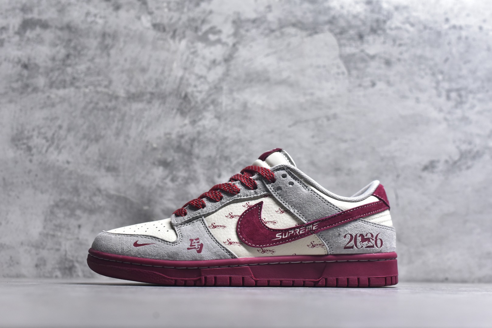 #2026马年限定款SB DUNK LOW太炸了！灰红撞色搭配Supreme联名标识，鞋身“马”字纹样与2026数字设计拉满新年仪式感，麂皮材质质感高级，经典低帮版型上脚超百搭。Nike经典气垫加持，踩屎感十足，不管是日常出街还是收藏，都是新年潮搭天花板！ 货号：JP2026-100 尺码：36 36.5 37.5 38 38.5 39 40 40.5 41 42 42.5 43 44 44.5 45-选品中心