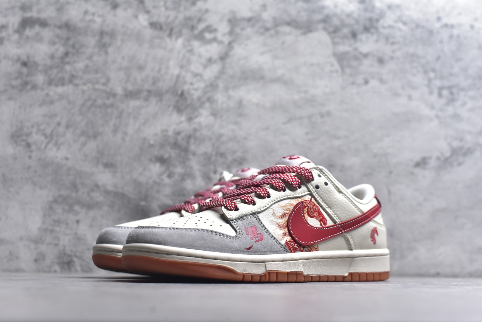 图片[2]-#2026马年生肖Dunk限定款来袭！国风设计直接戳中审美，鞋身马纹浮雕Swoosh搭配红绳挂饰，烫金“马”字和生肖元素拉满新年氛围。米白红棕配色温柔又复古，翻毛+头层皮拼接鞋面质感细腻，SB气垫缓震软弹，日常走路不累脚，新年穿它既应景又吸睛，生肖款收藏价值拉满！ 货号：FC1688-241 尺码：36 36.5 37.5 38 38.5 39 40 40.5 41 42 42.5 43 44 44.5 45-选品中心