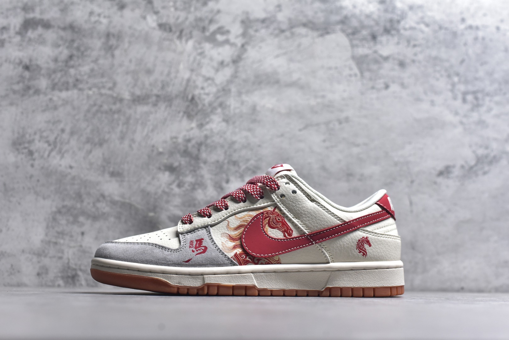 #2026马年生肖Dunk限定款来袭！国风设计直接戳中审美，鞋身马纹浮雕Swoosh搭配红绳挂饰，烫金“马”字和生肖元素拉满新年氛围。米白红棕配色温柔又复古，翻毛+头层皮拼接鞋面质感细腻，SB气垫缓震软弹，日常走路不累脚，新年穿它既应景又吸睛，生肖款收藏价值拉满！ 货号：FC1688-241 尺码：36 36.5 37.5 38 38.5 39 40 40.5 41 42 42.5 43 44 44.5 45-选品中心