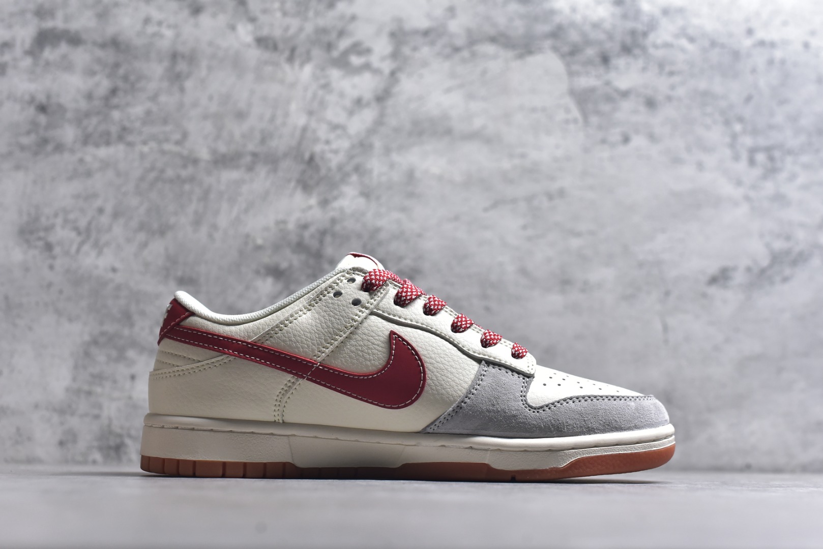 图片[3]-#2026马年生肖Dunk限定款来袭！国风设计直接戳中审美，鞋身马纹浮雕Swoosh搭配红绳挂饰，烫金“马”字和生肖元素拉满新年氛围。米白红棕配色温柔又复古，翻毛+头层皮拼接鞋面质感细腻，SB气垫缓震软弹，日常走路不累脚，新年穿它既应景又吸睛，生肖款收藏价值拉满！ 货号：FC1688-241 尺码：36 36.5 37.5 38 38.5 39 40 40.5 41 42 42.5 43 44 44.5 45-选品中心