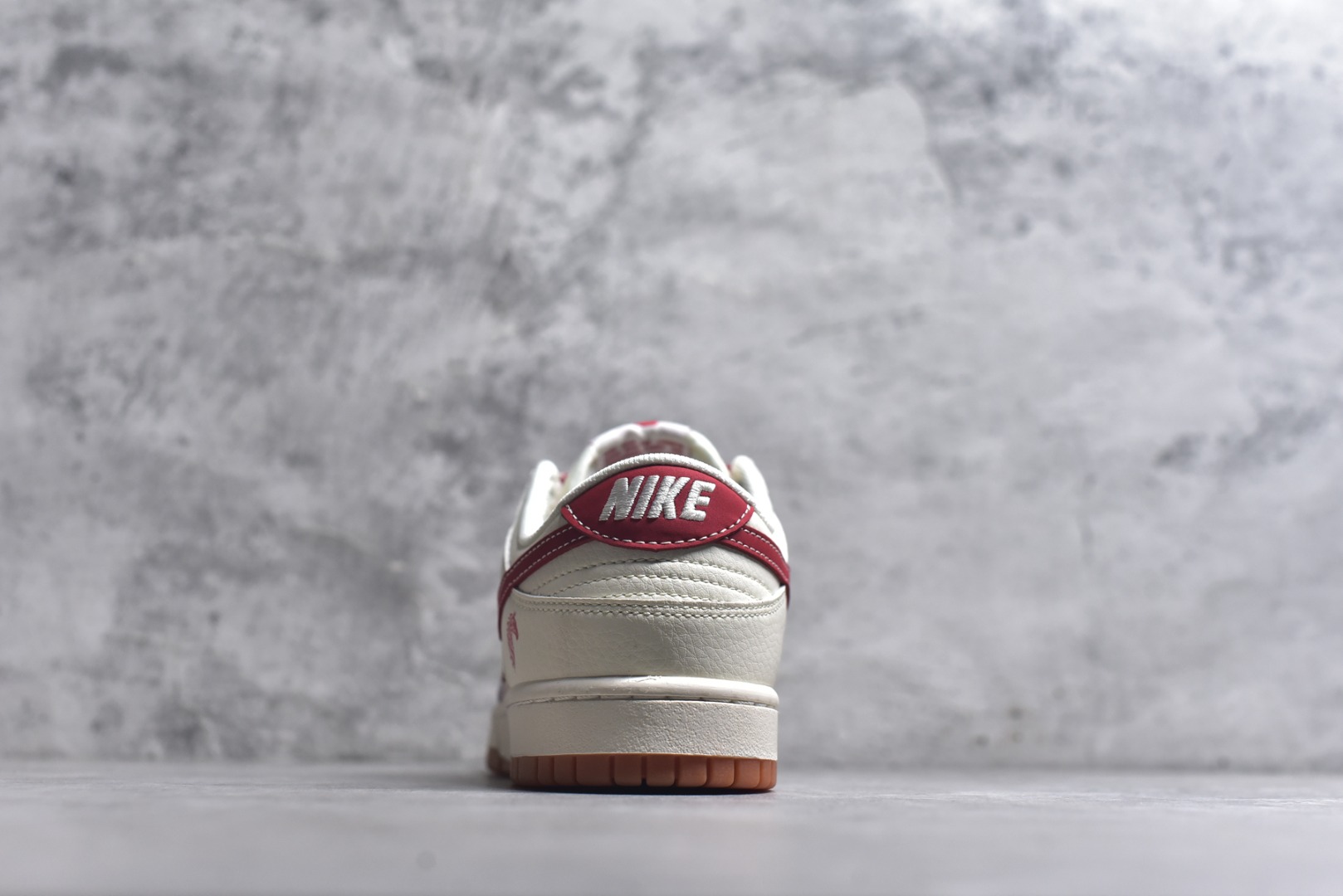 图片[5]-#2026马年生肖Dunk限定款来袭！国风设计直接戳中审美，鞋身马纹浮雕Swoosh搭配红绳挂饰，烫金“马”字和生肖元素拉满新年氛围。米白红棕配色温柔又复古，翻毛+头层皮拼接鞋面质感细腻，SB气垫缓震软弹，日常走路不累脚，新年穿它既应景又吸睛，生肖款收藏价值拉满！ 货号：FC1688-241 尺码：36 36.5 37.5 38 38.5 39 40 40.5 41 42 42.5 43 44 44.5 45-选品中心