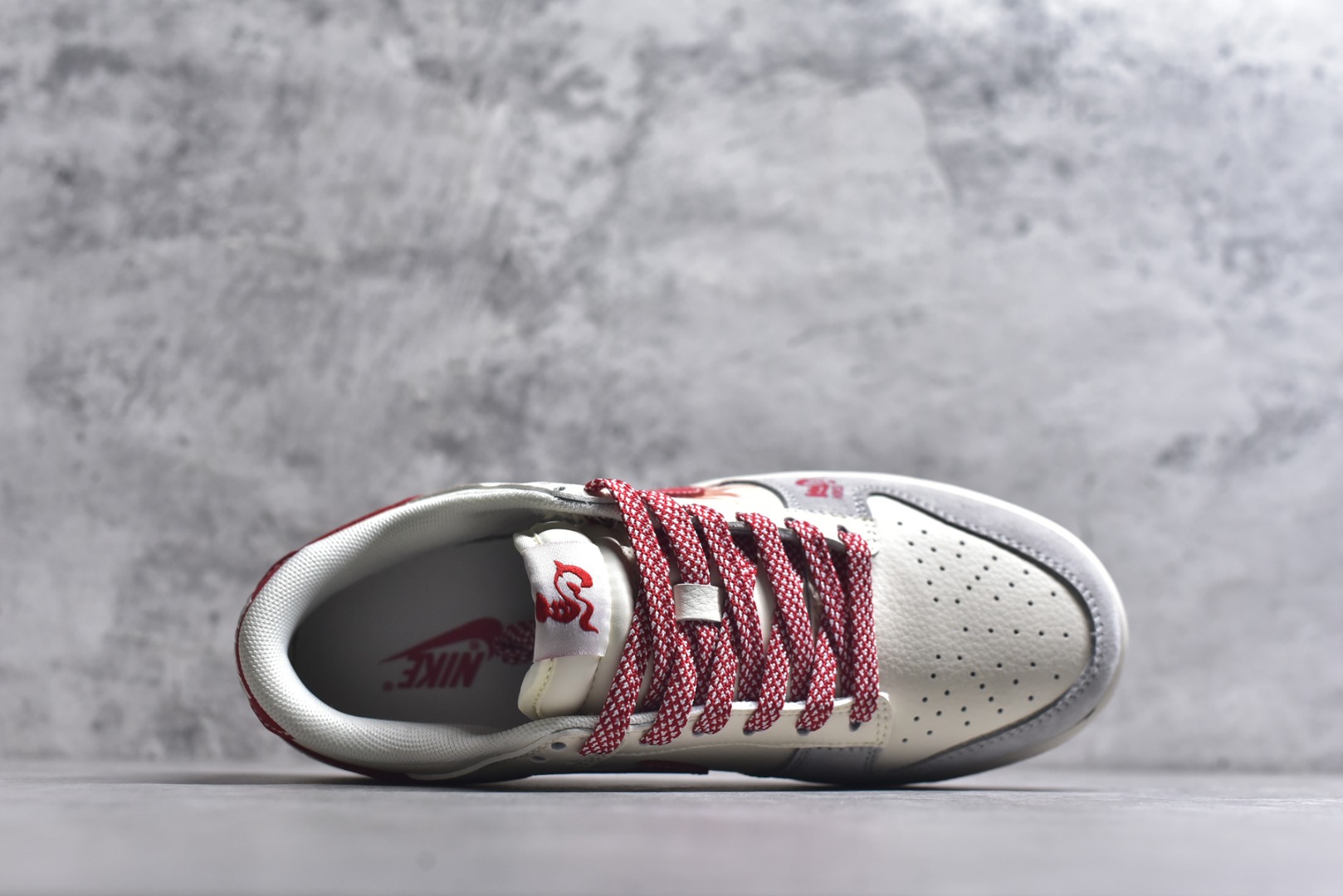 图片[4]-#2026马年生肖Dunk限定款来袭！国风设计直接戳中审美，鞋身马纹浮雕Swoosh搭配红绳挂饰，烫金“马”字和生肖元素拉满新年氛围。米白红棕配色温柔又复古，翻毛+头层皮拼接鞋面质感细腻，SB气垫缓震软弹，日常走路不累脚，新年穿它既应景又吸睛，生肖款收藏价值拉满！ 货号：FC1688-241 尺码：36 36.5 37.5 38 38.5 39 40 40.5 41 42 42.5 43 44 44.5 45-选品中心