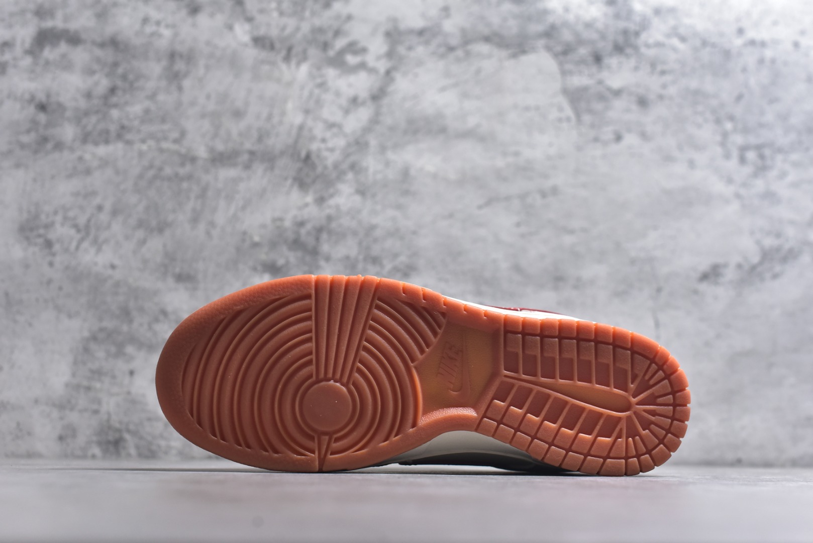 图片[6]-#2026马年生肖Dunk限定款来袭！国风设计直接戳中审美，鞋身马纹浮雕Swoosh搭配红绳挂饰，烫金“马”字和生肖元素拉满新年氛围。米白红棕配色温柔又复古，翻毛+头层皮拼接鞋面质感细腻，SB气垫缓震软弹，日常走路不累脚，新年穿它既应景又吸睛，生肖款收藏价值拉满！ 货号：FC1688-241 尺码：36 36.5 37.5 38 38.5 39 40 40.5 41 42 42.5 43 44 44.5 45-选品中心