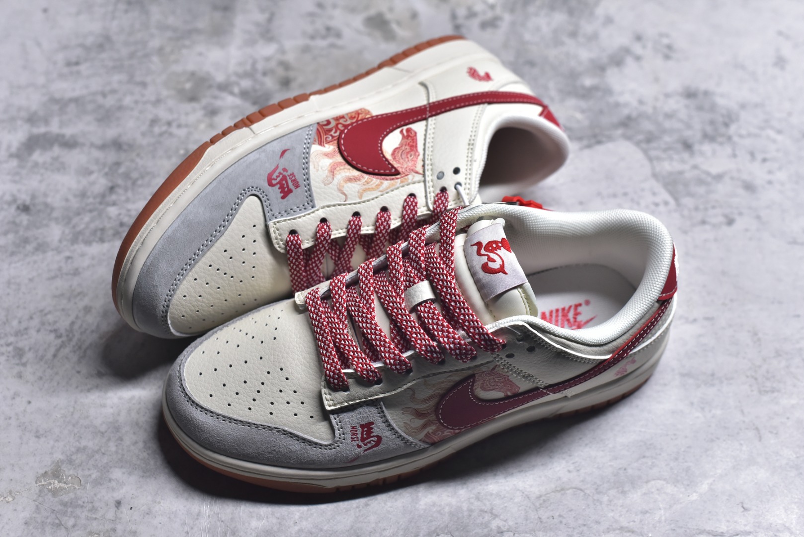 图片[7]-#2026马年生肖Dunk限定款来袭！国风设计直接戳中审美，鞋身马纹浮雕Swoosh搭配红绳挂饰，烫金“马”字和生肖元素拉满新年氛围。米白红棕配色温柔又复古，翻毛+头层皮拼接鞋面质感细腻，SB气垫缓震软弹，日常走路不累脚，新年穿它既应景又吸睛，生肖款收藏价值拉满！ 货号：FC1688-241 尺码：36 36.5 37.5 38 38.5 39 40 40.5 41 42 42.5 43 44 44.5 45-选品中心