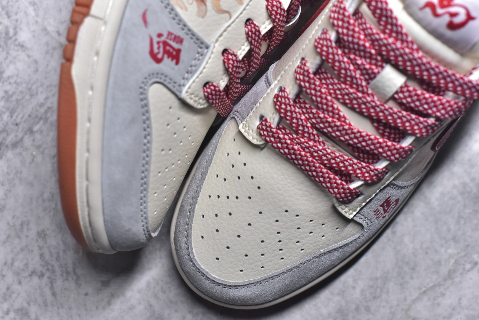 图片[8]-#2026马年生肖Dunk限定款来袭！国风设计直接戳中审美，鞋身马纹浮雕Swoosh搭配红绳挂饰，烫金“马”字和生肖元素拉满新年氛围。米白红棕配色温柔又复古，翻毛+头层皮拼接鞋面质感细腻，SB气垫缓震软弹，日常走路不累脚，新年穿它既应景又吸睛，生肖款收藏价值拉满！ 货号：FC1688-241 尺码：36 36.5 37.5 38 38.5 39 40 40.5 41 42 42.5 43 44 44.5 45-选品中心
