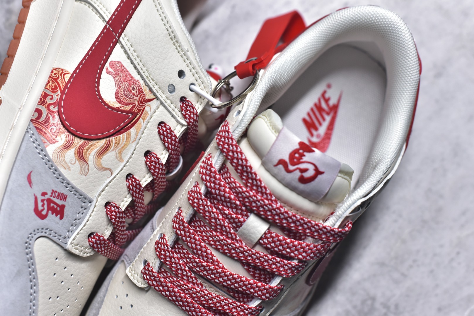 图片[9]-#2026马年生肖Dunk限定款来袭！国风设计直接戳中审美，鞋身马纹浮雕Swoosh搭配红绳挂饰，烫金“马”字和生肖元素拉满新年氛围。米白红棕配色温柔又复古，翻毛+头层皮拼接鞋面质感细腻，SB气垫缓震软弹，日常走路不累脚，新年穿它既应景又吸睛，生肖款收藏价值拉满！ 货号：FC1688-241 尺码：36 36.5 37.5 38 38.5 39 40 40.5 41 42 42.5 43 44 44.5 45-选品中心