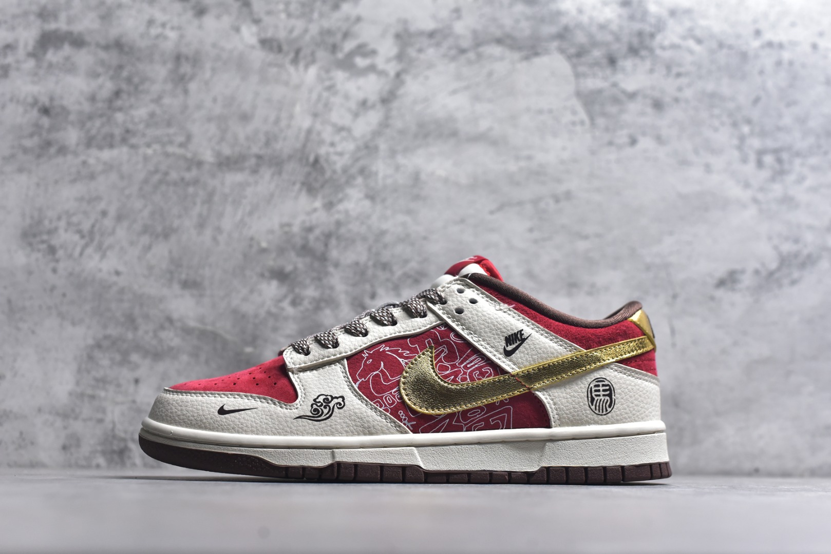 #2026马年限定SB DUNK LOW直接美到开挂！红白金撞色搭配国风祥云与马纹浮雕，鎏金Swoosh+马形金属挂饰把新年氛围感拉满，麂皮拼接皮质的鞋面质感爆棚。经典低帮鞋型上脚超显腿细，Nike气垫带来软糯脚感，不管是收藏还是日常炸街，都是新年潮鞋顶流！ 货号：DN3168-025 尺码：36 36.5 37.5 38 38.5 39 40 40.5 41 42 42.5 43 44 44.5 45-选品中心