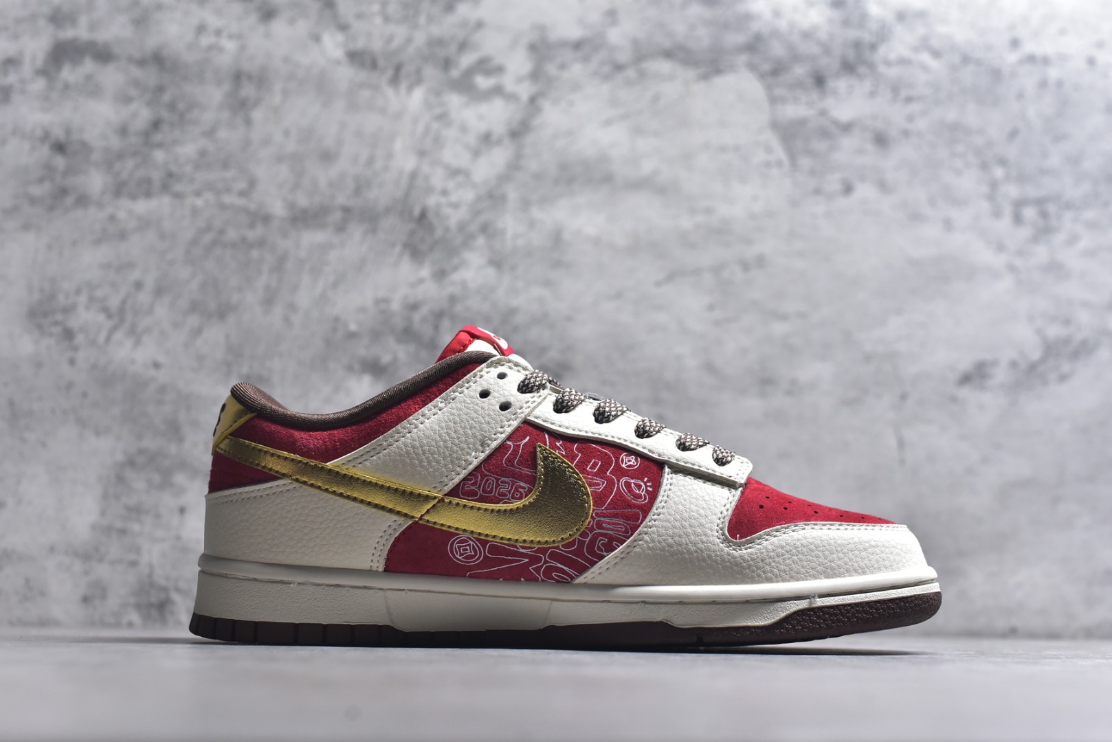 图片[3]-#2026马年限定SB DUNK LOW直接美到开挂！红白金撞色搭配国风祥云与马纹浮雕，鎏金Swoosh+马形金属挂饰把新年氛围感拉满，麂皮拼接皮质的鞋面质感爆棚。经典低帮鞋型上脚超显腿细，Nike气垫带来软糯脚感，不管是收藏还是日常炸街，都是新年潮鞋顶流！ 货号：DN3168-025 尺码：36 36.5 37.5 38 38.5 39 40 40.5 41 42 42.5 43 44 44.5 45-选品中心