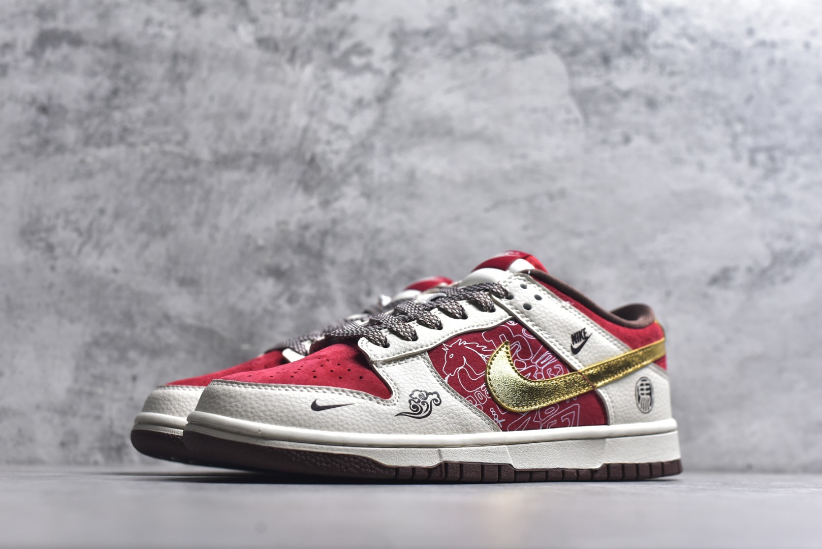 图片[2]-#2026马年限定SB DUNK LOW直接美到开挂！红白金撞色搭配国风祥云与马纹浮雕，鎏金Swoosh+马形金属挂饰把新年氛围感拉满，麂皮拼接皮质的鞋面质感爆棚。经典低帮鞋型上脚超显腿细，Nike气垫带来软糯脚感，不管是收藏还是日常炸街，都是新年潮鞋顶流！ 货号：DN3168-025 尺码：36 36.5 37.5 38 38.5 39 40 40.5 41 42 42.5 43 44 44.5 45-选品中心