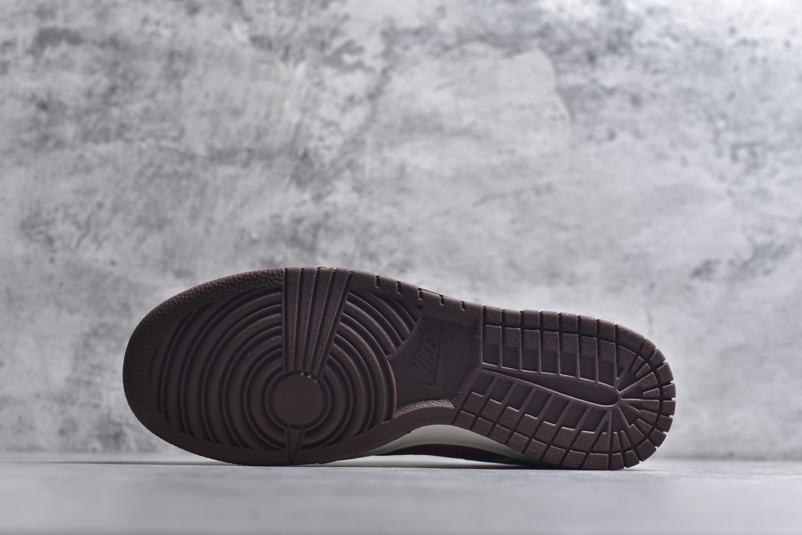 图片[6]-#2026马年限定SB DUNK LOW直接美到开挂！红白金撞色搭配国风祥云与马纹浮雕，鎏金Swoosh+马形金属挂饰把新年氛围感拉满，麂皮拼接皮质的鞋面质感爆棚。经典低帮鞋型上脚超显腿细，Nike气垫带来软糯脚感，不管是收藏还是日常炸街，都是新年潮鞋顶流！ 货号：DN3168-025 尺码：36 36.5 37.5 38 38.5 39 40 40.5 41 42 42.5 43 44 44.5 45-选品中心