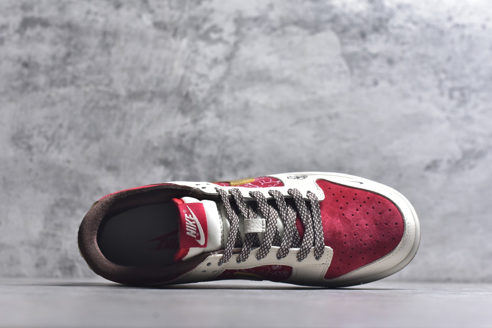 图片[4]-#2026马年限定SB DUNK LOW直接美到开挂！红白金撞色搭配国风祥云与马纹浮雕，鎏金Swoosh+马形金属挂饰把新年氛围感拉满，麂皮拼接皮质的鞋面质感爆棚。经典低帮鞋型上脚超显腿细，Nike气垫带来软糯脚感，不管是收藏还是日常炸街，都是新年潮鞋顶流！ 货号：DN3168-025 尺码：36 36.5 37.5 38 38.5 39 40 40.5 41 42 42.5 43 44 44.5 45-选品中心