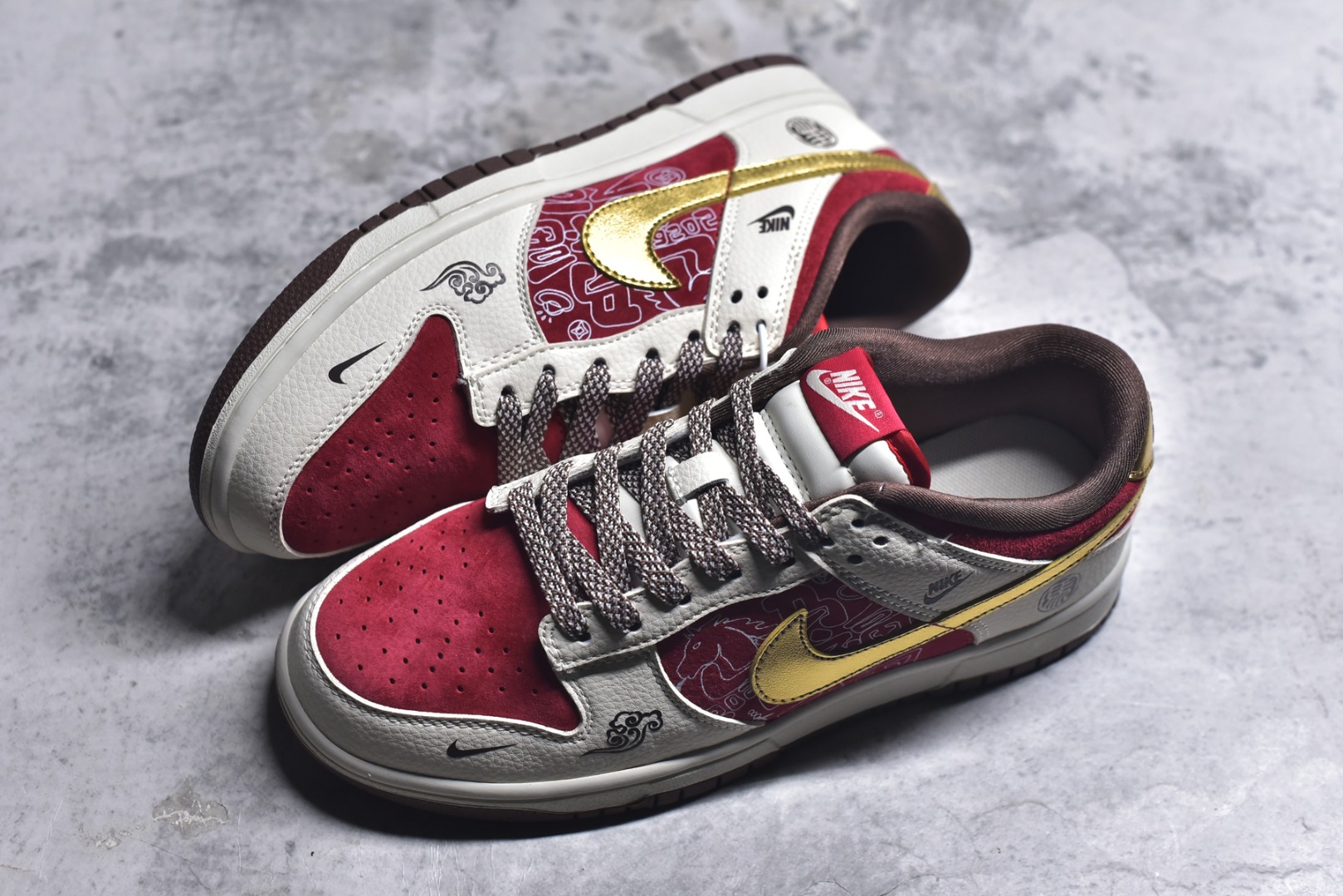 图片[7]-#2026马年限定SB DUNK LOW直接美到开挂！红白金撞色搭配国风祥云与马纹浮雕，鎏金Swoosh+马形金属挂饰把新年氛围感拉满，麂皮拼接皮质的鞋面质感爆棚。经典低帮鞋型上脚超显腿细，Nike气垫带来软糯脚感，不管是收藏还是日常炸街，都是新年潮鞋顶流！ 货号：DN3168-025 尺码：36 36.5 37.5 38 38.5 39 40 40.5 41 42 42.5 43 44 44.5 45-选品中心