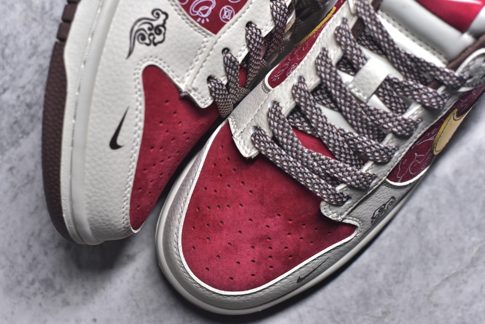 图片[8]-#2026马年限定SB DUNK LOW直接美到开挂！红白金撞色搭配国风祥云与马纹浮雕，鎏金Swoosh+马形金属挂饰把新年氛围感拉满，麂皮拼接皮质的鞋面质感爆棚。经典低帮鞋型上脚超显腿细，Nike气垫带来软糯脚感，不管是收藏还是日常炸街，都是新年潮鞋顶流！ 货号：DN3168-025 尺码：36 36.5 37.5 38 38.5 39 40 40.5 41 42 42.5 43 44 44.5 45-选品中心