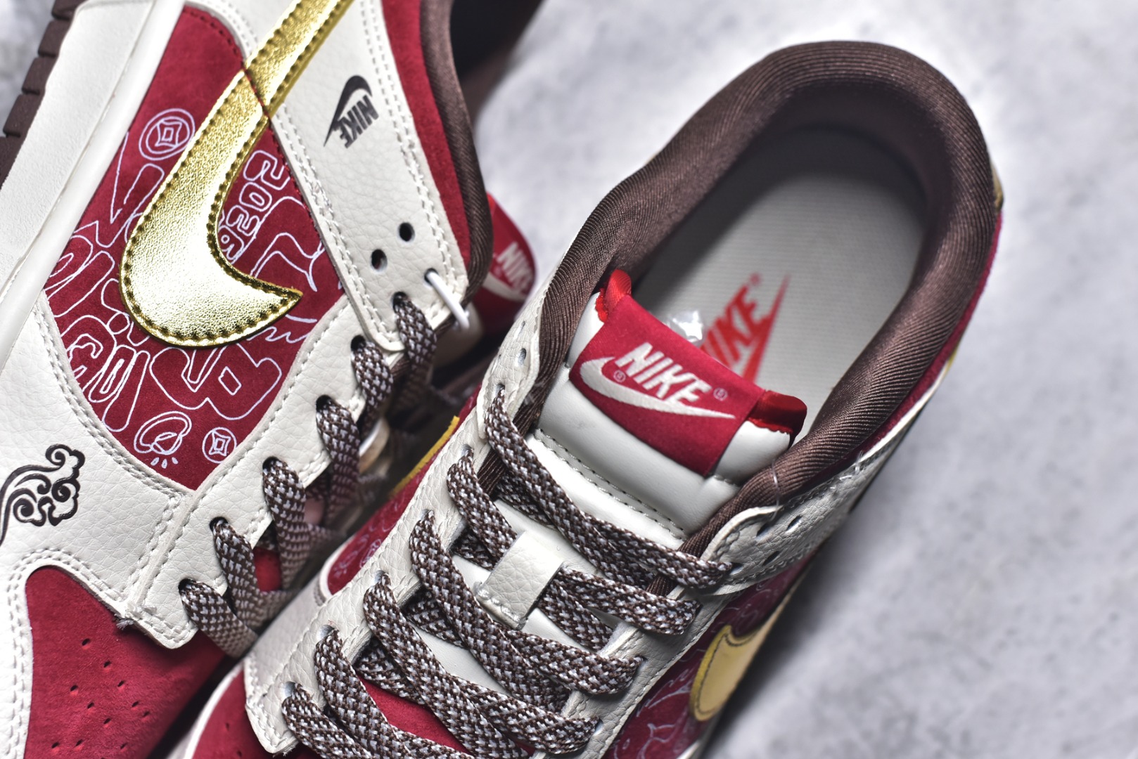 图片[9]-#2026马年限定SB DUNK LOW直接美到开挂！红白金撞色搭配国风祥云与马纹浮雕，鎏金Swoosh+马形金属挂饰把新年氛围感拉满，麂皮拼接皮质的鞋面质感爆棚。经典低帮鞋型上脚超显腿细，Nike气垫带来软糯脚感，不管是收藏还是日常炸街，都是新年潮鞋顶流！ 货号：DN3168-025 尺码：36 36.5 37.5 38 38.5 39 40 40.5 41 42 42.5 43 44 44.5 45-选品中心