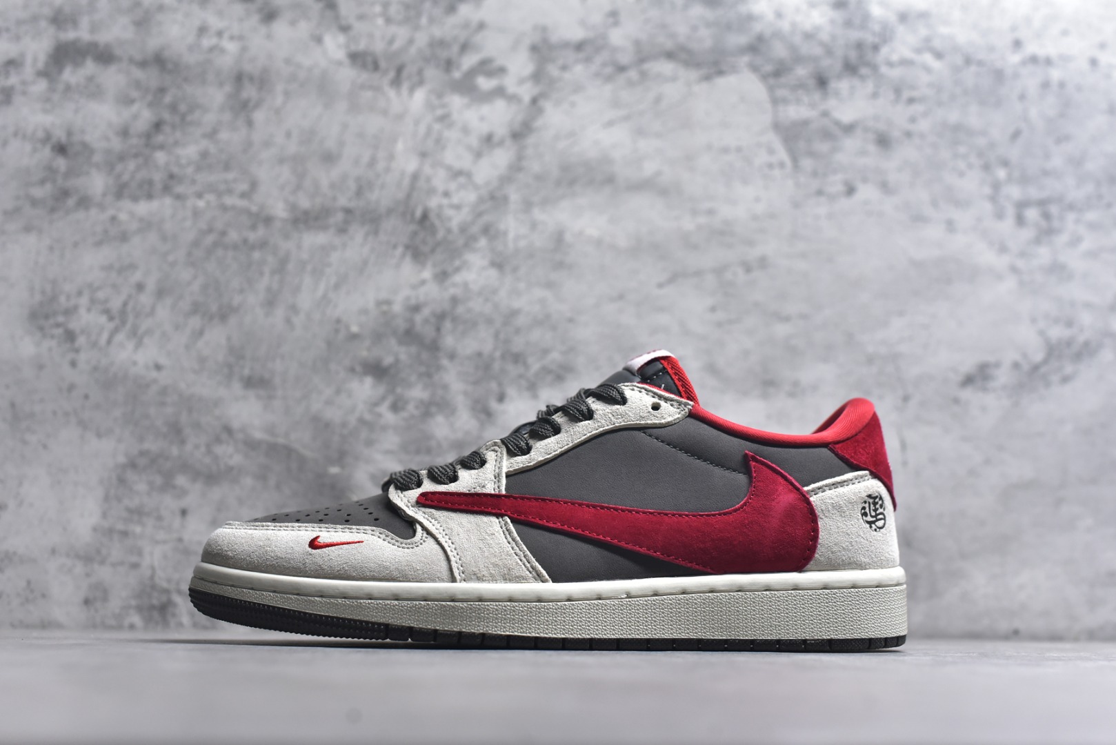 #高端定制 Travis Scott x Jordan 1 Low “马年限定-白灰红” 倒勾低帮休闲版本 原厂全头层皮 大厂纯原品质出货 纯正版型 定制鞋盒 皮料切割干净无任何毛边 Ortholite鞋垫抗菌透气防臭 细节完美 超高清洁度 货号：YF9511-501 尺码：36 36.5 37.5 38 38.5 39 40 40.5 41 42 42.5 43 44 44.5 45-选品中心