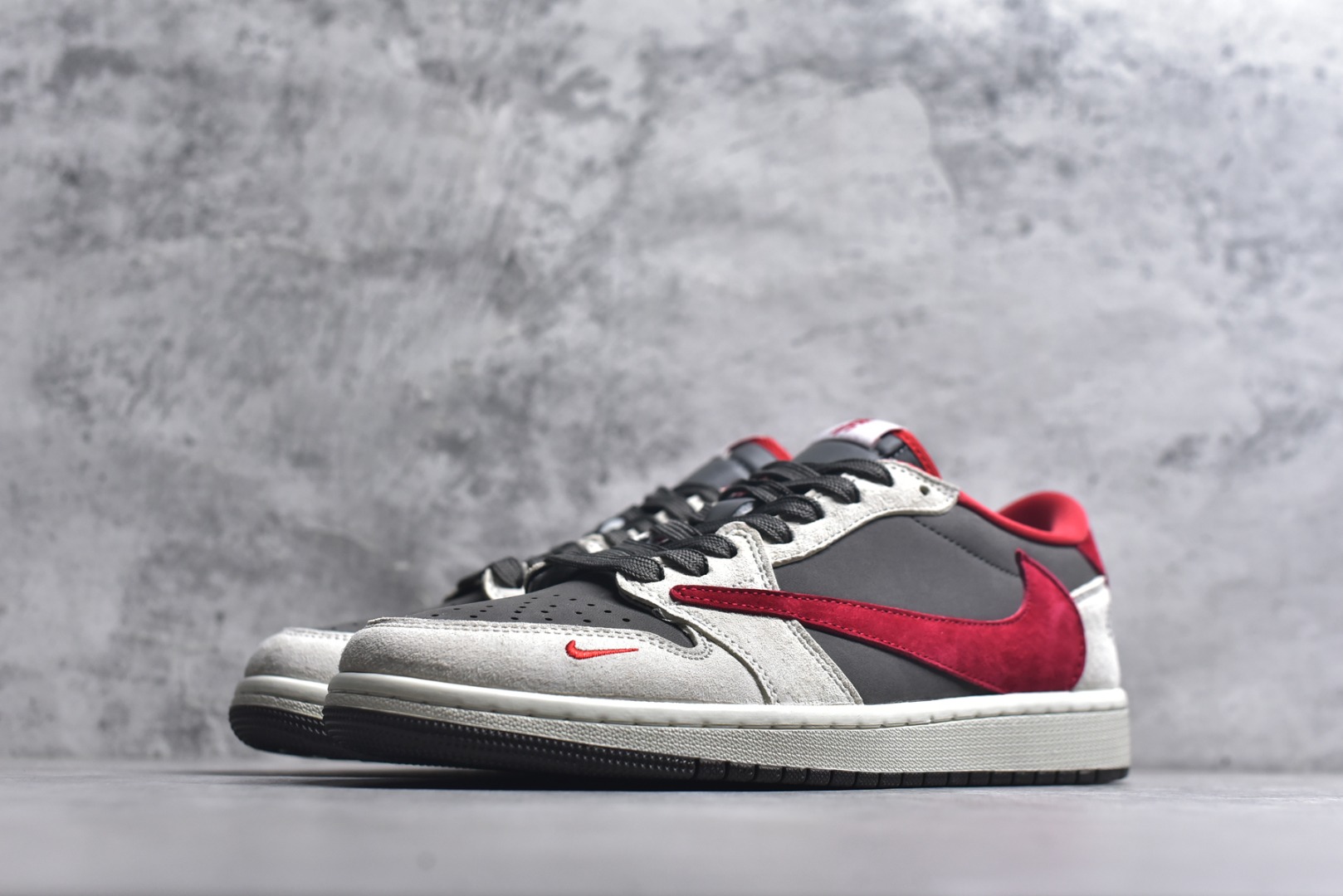 图片[2]-#高端定制 Travis Scott x Jordan 1 Low “马年限定-白灰红” 倒勾低帮休闲版本 原厂全头层皮 大厂纯原品质出货 纯正版型 定制鞋盒 皮料切割干净无任何毛边 Ortholite鞋垫抗菌透气防臭 细节完美 超高清洁度 货号：YF9511-501 尺码：36 36.5 37.5 38 38.5 39 40 40.5 41 42 42.5 43 44 44.5 45-选品中心