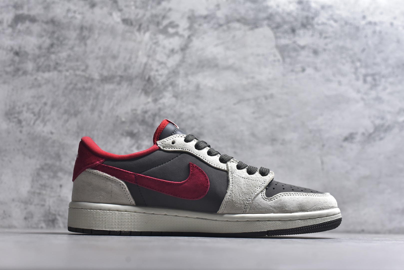 图片[3]-#高端定制 Travis Scott x Jordan 1 Low “马年限定-白灰红” 倒勾低帮休闲版本 原厂全头层皮 大厂纯原品质出货 纯正版型 定制鞋盒 皮料切割干净无任何毛边 Ortholite鞋垫抗菌透气防臭 细节完美 超高清洁度 货号：YF9511-501 尺码：36 36.5 37.5 38 38.5 39 40 40.5 41 42 42.5 43 44 44.5 45-选品中心