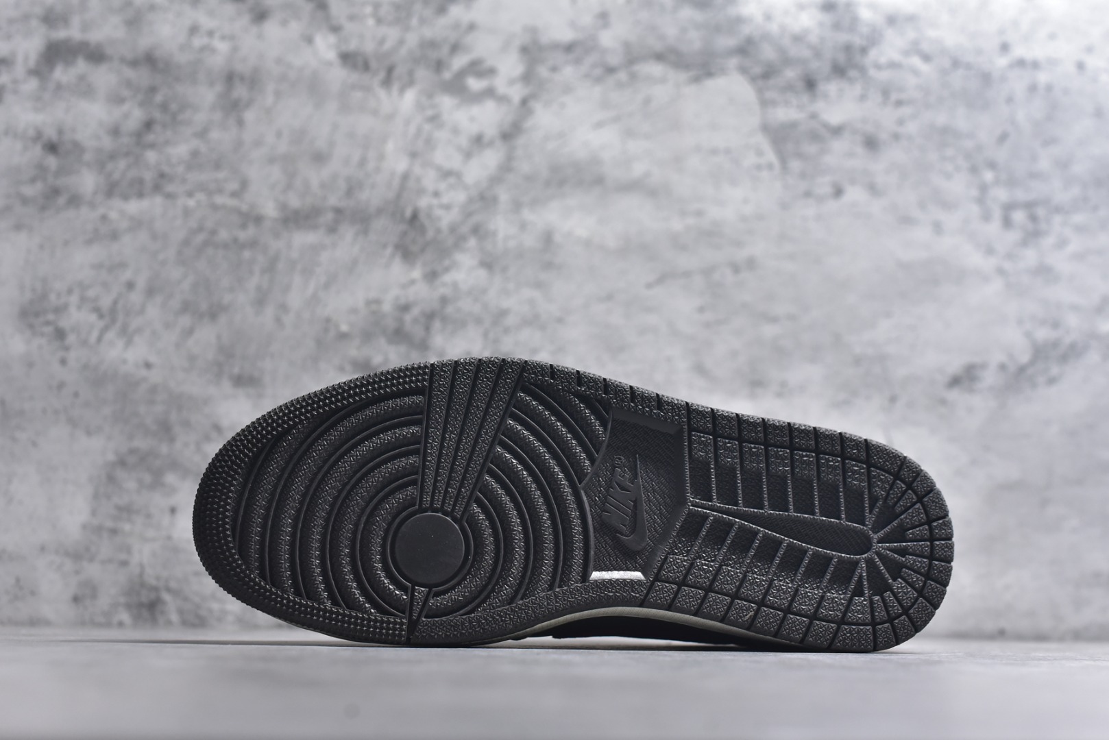 图片[6]-#高端定制 Travis Scott x Jordan 1 Low “马年限定-白灰红” 倒勾低帮休闲版本 原厂全头层皮 大厂纯原品质出货 纯正版型 定制鞋盒 皮料切割干净无任何毛边 Ortholite鞋垫抗菌透气防臭 细节完美 超高清洁度 货号：YF9511-501 尺码：36 36.5 37.5 38 38.5 39 40 40.5 41 42 42.5 43 44 44.5 45-选品中心