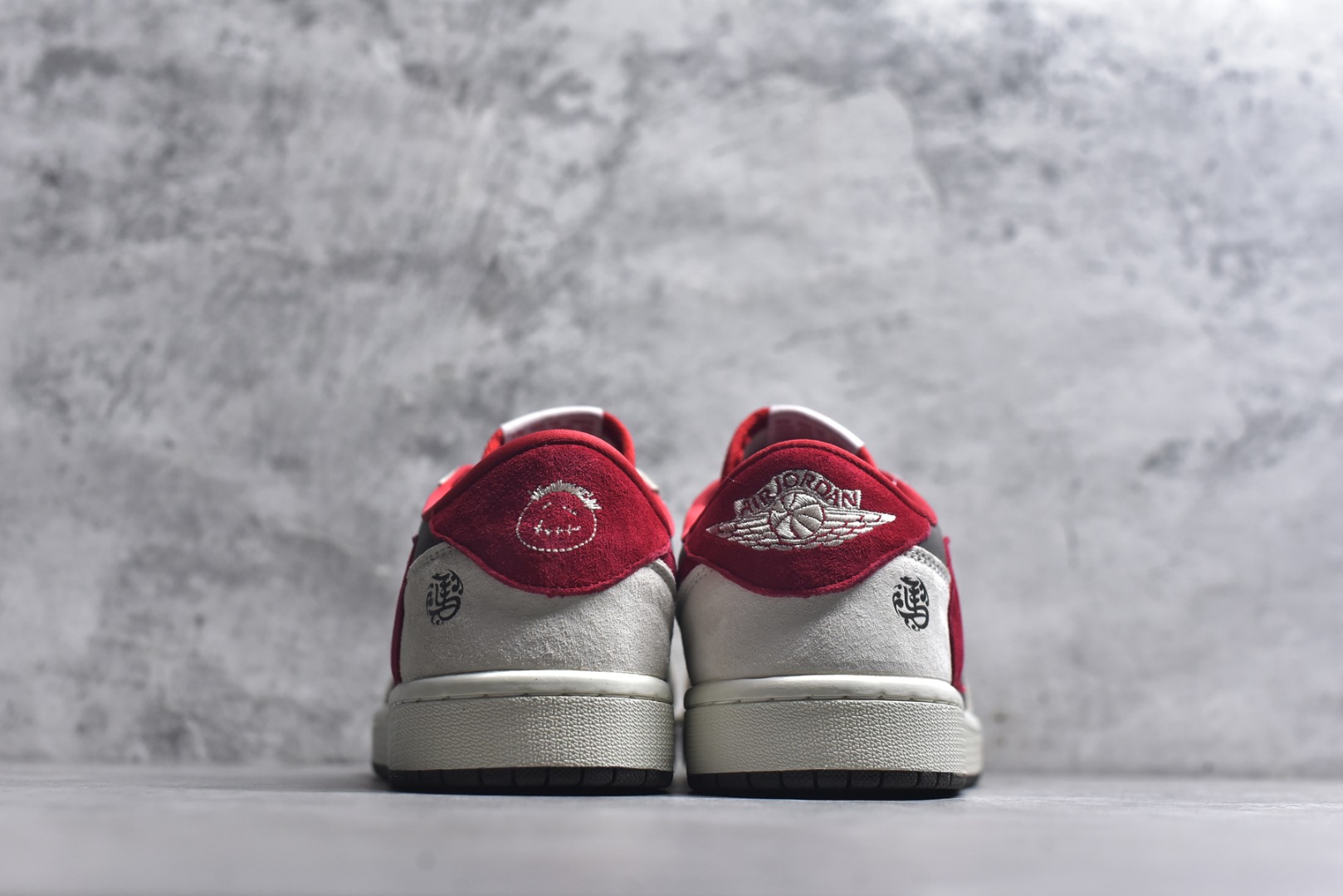 图片[5]-#高端定制 Travis Scott x Jordan 1 Low “马年限定-白灰红” 倒勾低帮休闲版本 原厂全头层皮 大厂纯原品质出货 纯正版型 定制鞋盒 皮料切割干净无任何毛边 Ortholite鞋垫抗菌透气防臭 细节完美 超高清洁度 货号：YF9511-501 尺码：36 36.5 37.5 38 38.5 39 40 40.5 41 42 42.5 43 44 44.5 45-选品中心