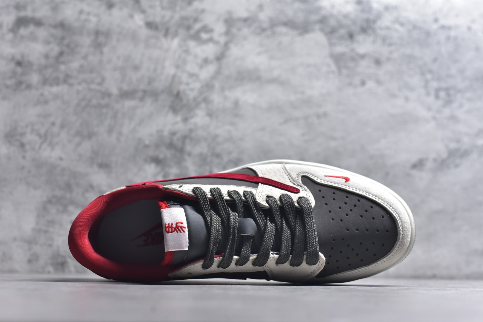 图片[4]-#高端定制 Travis Scott x Jordan 1 Low “马年限定-白灰红” 倒勾低帮休闲版本 原厂全头层皮 大厂纯原品质出货 纯正版型 定制鞋盒 皮料切割干净无任何毛边 Ortholite鞋垫抗菌透气防臭 细节完美 超高清洁度 货号：YF9511-501 尺码：36 36.5 37.5 38 38.5 39 40 40.5 41 42 42.5 43 44 44.5 45-选品中心