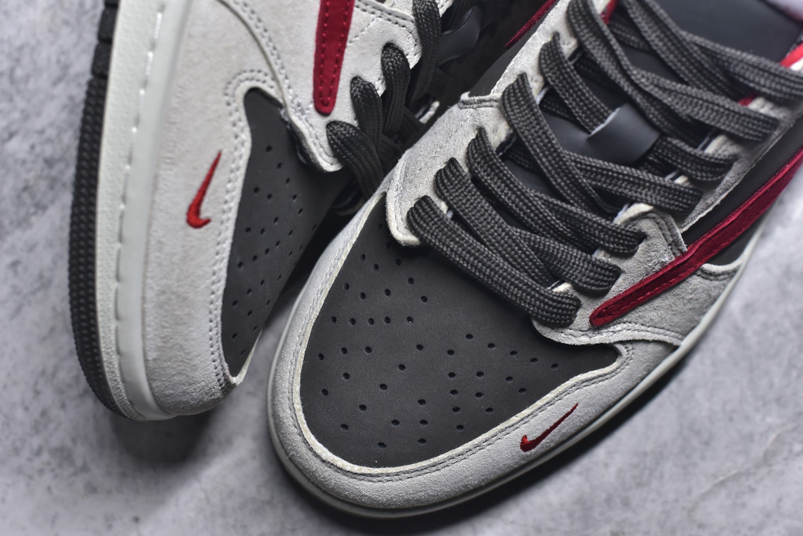 图片[8]-#高端定制 Travis Scott x Jordan 1 Low “马年限定-白灰红” 倒勾低帮休闲版本 原厂全头层皮 大厂纯原品质出货 纯正版型 定制鞋盒 皮料切割干净无任何毛边 Ortholite鞋垫抗菌透气防臭 细节完美 超高清洁度 货号：YF9511-501 尺码：36 36.5 37.5 38 38.5 39 40 40.5 41 42 42.5 43 44 44.5 45-选品中心