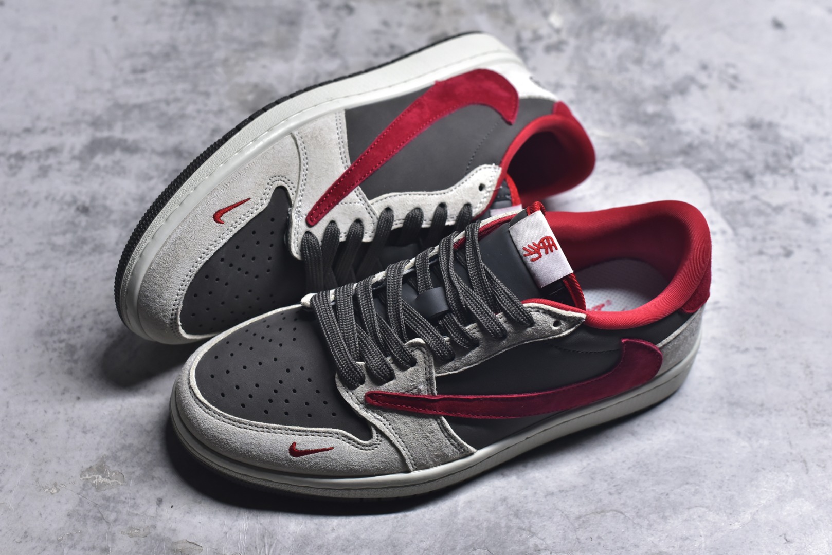 图片[7]-#高端定制 Travis Scott x Jordan 1 Low “马年限定-白灰红” 倒勾低帮休闲版本 原厂全头层皮 大厂纯原品质出货 纯正版型 定制鞋盒 皮料切割干净无任何毛边 Ortholite鞋垫抗菌透气防臭 细节完美 超高清洁度 货号：YF9511-501 尺码：36 36.5 37.5 38 38.5 39 40 40.5 41 42 42.5 43 44 44.5 45-选品中心