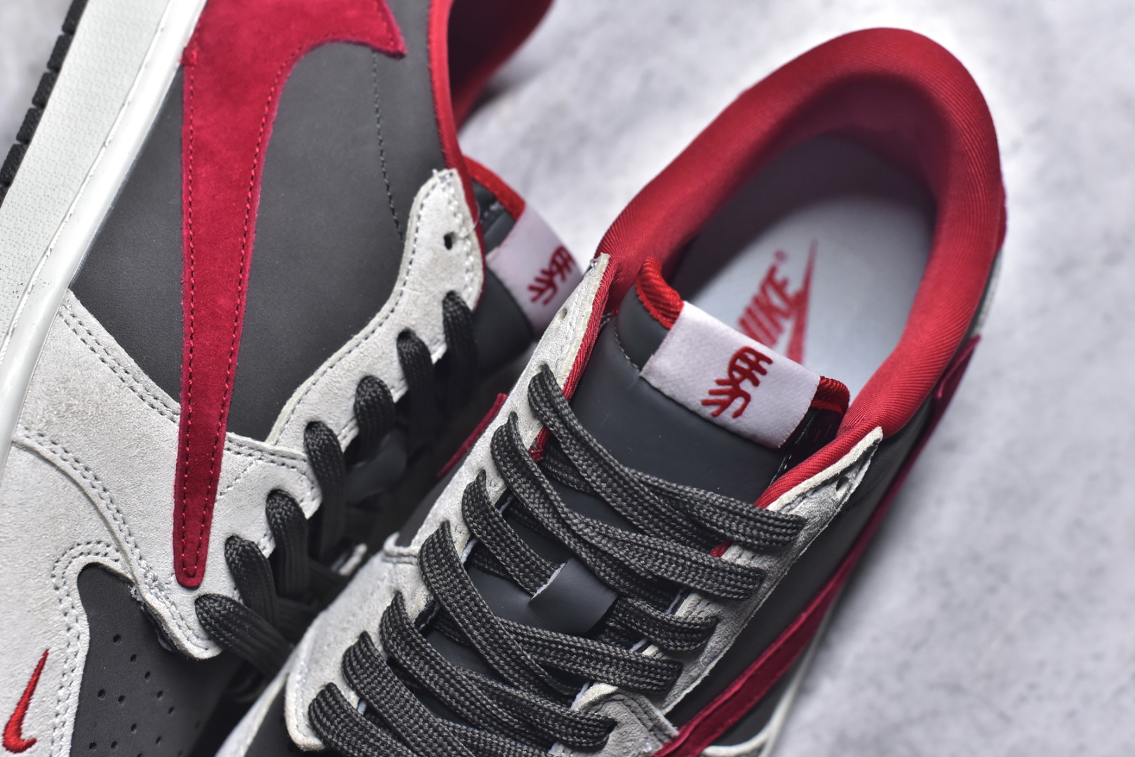 图片[9]-#高端定制 Travis Scott x Jordan 1 Low “马年限定-白灰红” 倒勾低帮休闲版本 原厂全头层皮 大厂纯原品质出货 纯正版型 定制鞋盒 皮料切割干净无任何毛边 Ortholite鞋垫抗菌透气防臭 细节完美 超高清洁度 货号：YF9511-501 尺码：36 36.5 37.5 38 38.5 39 40 40.5 41 42 42.5 43 44 44.5 45-选品中心