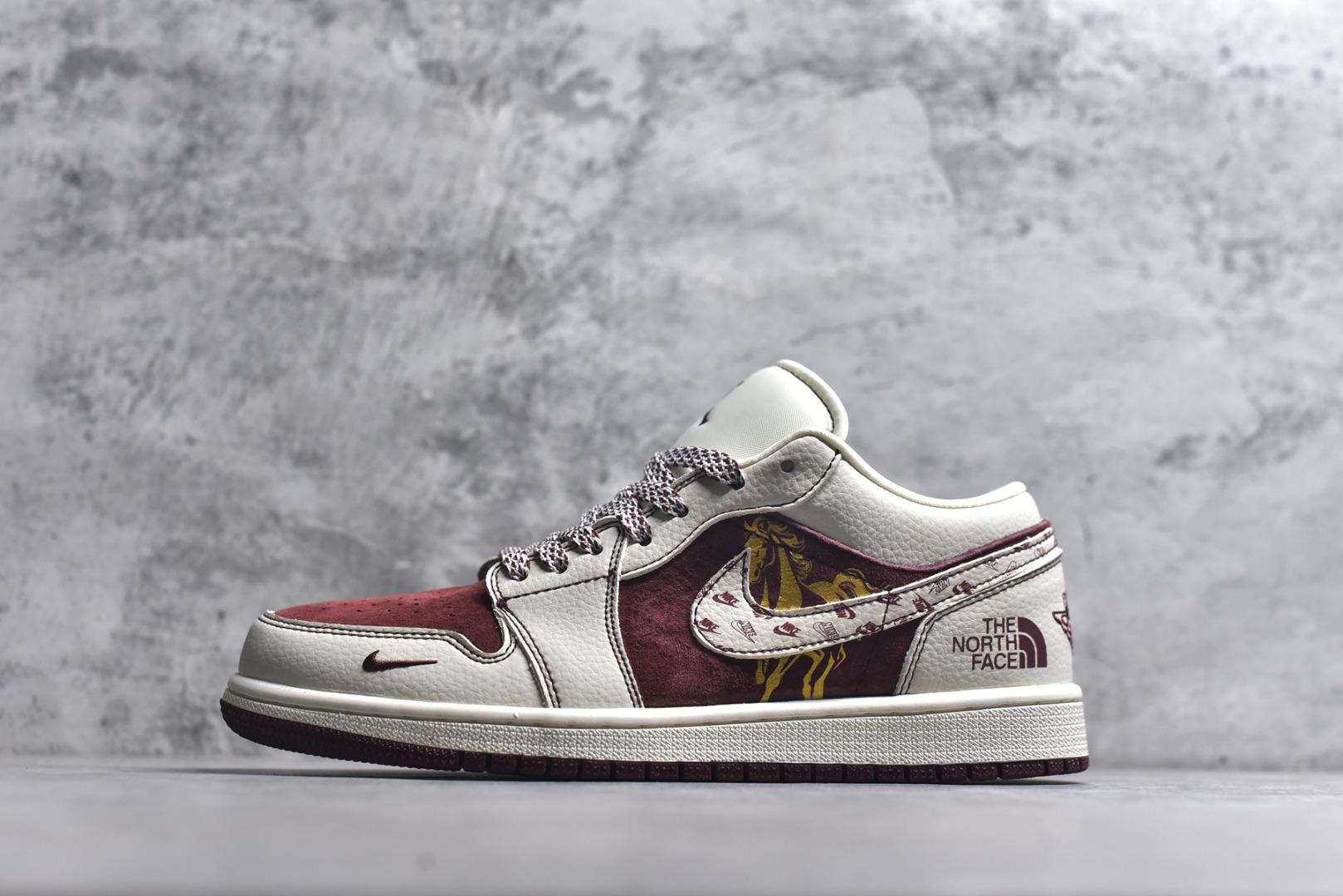 #2026马年限定AJ1 Low直接戳中潮人审美！酒红麂皮拼米白皮质，鞋身马纹浮雕搭配TNF联名标识，鎏金马形挂饰把新年仪式感拉满。经典低帮AJ1鞋型上脚超显脚小，鞋身走线工整质感爆棚，搭载Air Sole气垫，日常走路脚感软糯又舒适，新年穿它出街，妥妥的国风潮搭C位！ 货号：QL1988-005 尺码：36 36.5 37.5 38 38.5 39 40 40.5 41 42 42.5 43 44 44.5 45-选品中心