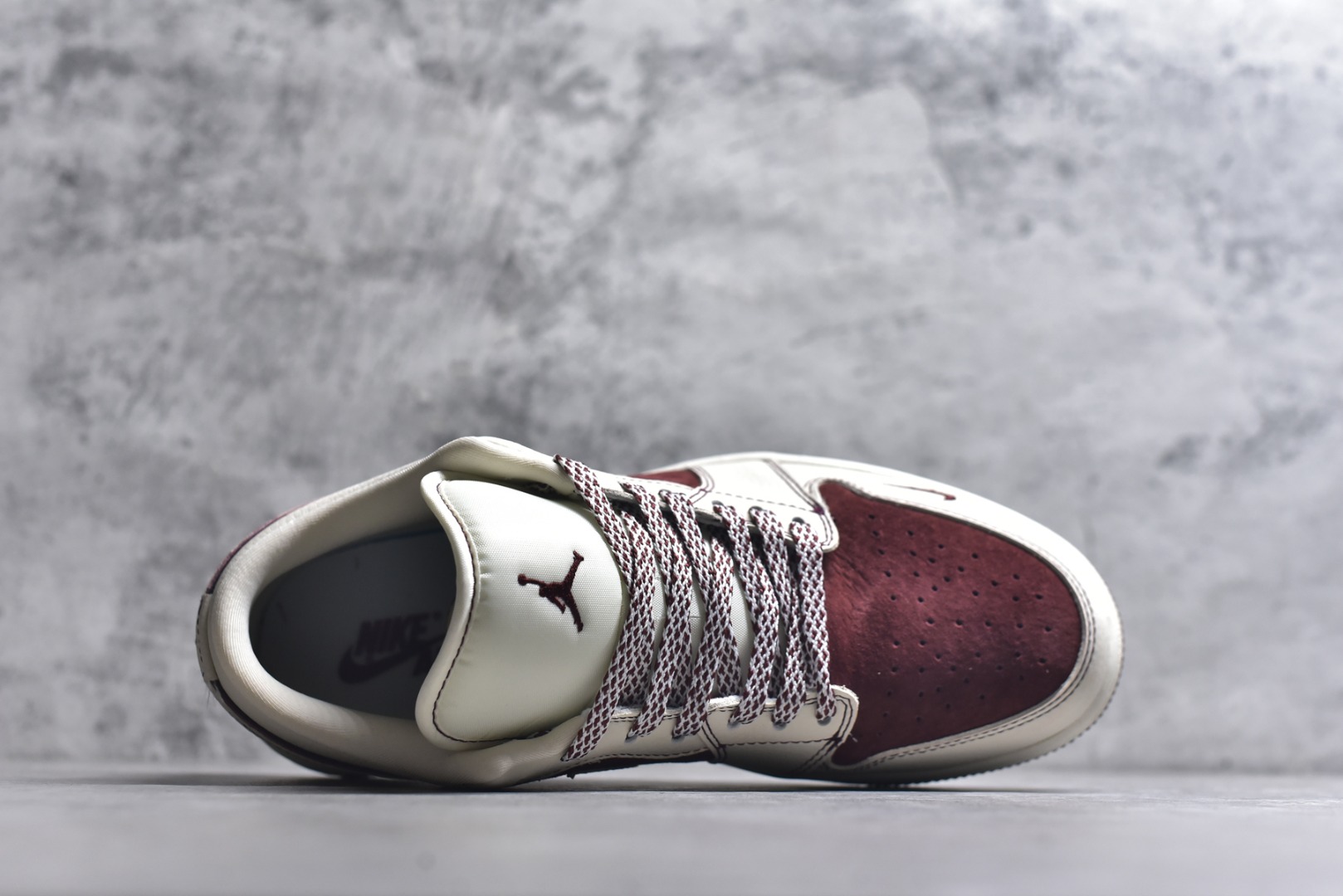 图片[4]-#2026马年限定AJ1 Low直接戳中潮人审美！酒红麂皮拼米白皮质，鞋身马纹浮雕搭配TNF联名标识，鎏金马形挂饰把新年仪式感拉满。经典低帮AJ1鞋型上脚超显脚小，鞋身走线工整质感爆棚，搭载Air Sole气垫，日常走路脚感软糯又舒适，新年穿它出街，妥妥的国风潮搭C位！ 货号：QL1988-005 尺码：36 36.5 37.5 38 38.5 39 40 40.5 41 42 42.5 43 44 44.5 45-选品中心