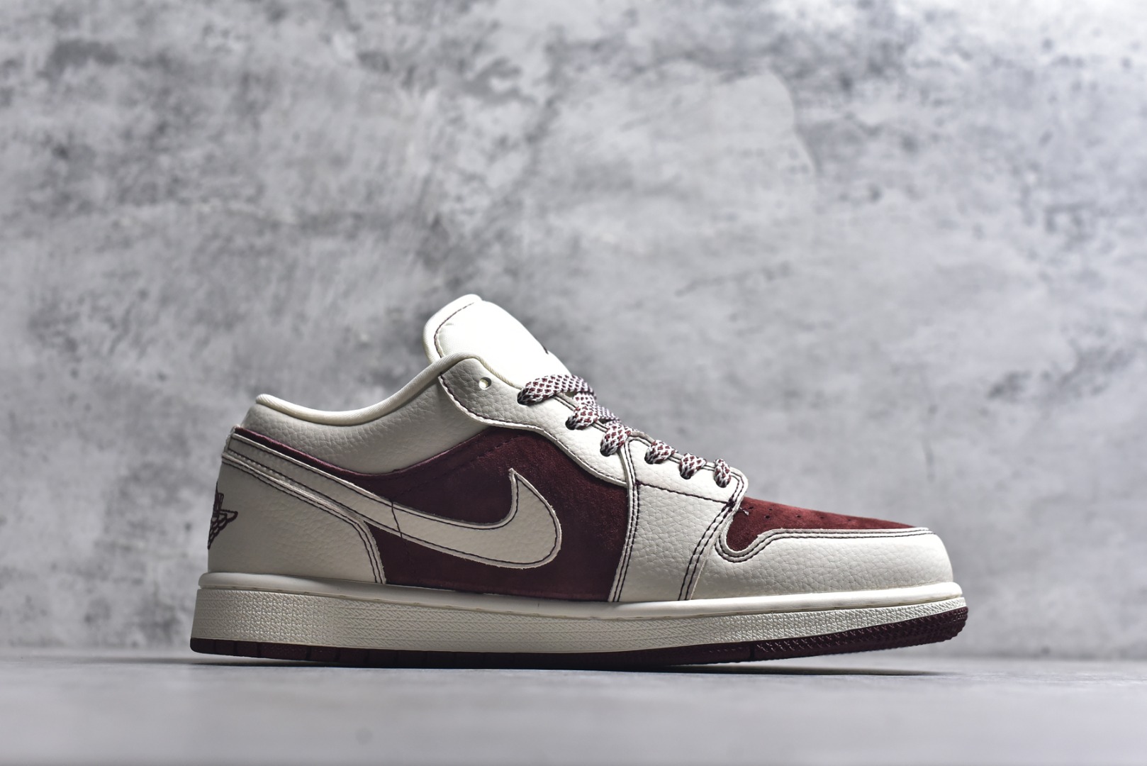 图片[3]-#2026马年限定AJ1 Low直接戳中潮人审美！酒红麂皮拼米白皮质，鞋身马纹浮雕搭配TNF联名标识，鎏金马形挂饰把新年仪式感拉满。经典低帮AJ1鞋型上脚超显脚小，鞋身走线工整质感爆棚，搭载Air Sole气垫，日常走路脚感软糯又舒适，新年穿它出街，妥妥的国风潮搭C位！ 货号：QL1988-005 尺码：36 36.5 37.5 38 38.5 39 40 40.5 41 42 42.5 43 44 44.5 45-选品中心