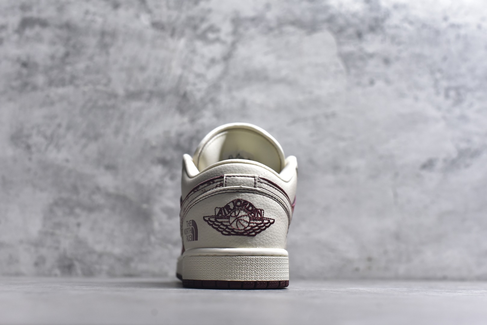 图片[5]-#2026马年限定AJ1 Low直接戳中潮人审美！酒红麂皮拼米白皮质，鞋身马纹浮雕搭配TNF联名标识，鎏金马形挂饰把新年仪式感拉满。经典低帮AJ1鞋型上脚超显脚小，鞋身走线工整质感爆棚，搭载Air Sole气垫，日常走路脚感软糯又舒适，新年穿它出街，妥妥的国风潮搭C位！ 货号：QL1988-005 尺码：36 36.5 37.5 38 38.5 39 40 40.5 41 42 42.5 43 44 44.5 45-选品中心